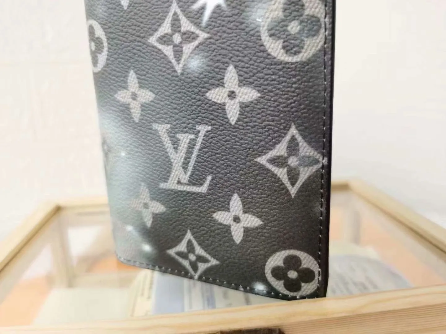 P130 top original version [actual shot, home background] starry sky series M63871 (66540) 62665 suit clip! Louis Vuitton has set its sights on the bright and boundless space and redesigned the Pochette Voyage suit clip in the 2019 spring and summer pre-show series! The classic Monogram pattern complements the dazzling stars and the dying sun. 10.0x19.0x2.0cm.