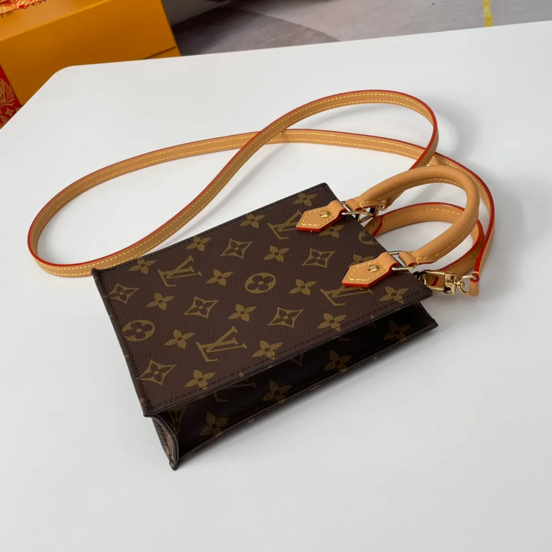 P500 🇫🇷Transcoding chip, overseas original M81295, M69442 exclusive real shot! The Petit Sac Plat Bag is a pocket-sized version of Louis Vuitton's iconic Sac Plat bag in Monogram canvas, with top handles and a removable leather shoulder strap. The lightweight structure hides ample space to accommodate mobile phones and other daily needs. Size: 14×17×5cm