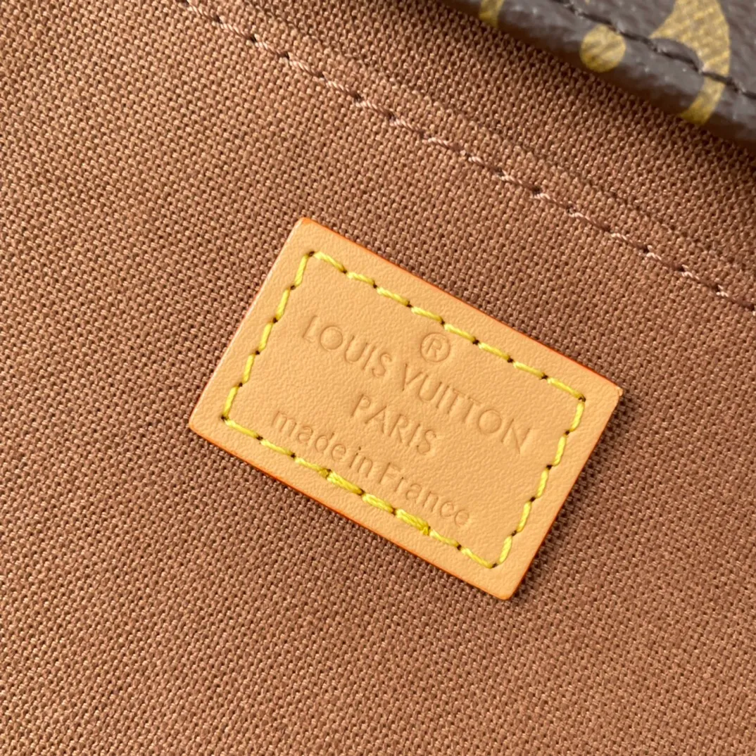 P500 🇫🇷Transcoding chip, overseas original M81295, M69442 exclusive real shot! The Petit Sac Plat Bag is a pocket-sized version of Louis Vuitton's iconic Sac Plat bag in Monogram canvas, with top handles and a removable leather shoulder strap. The lightweight structure hides ample space to accommodate mobile phones and other daily needs. Size: 14×17×5cm