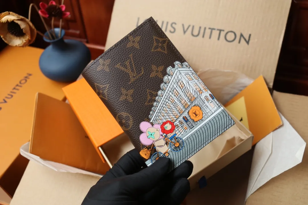 Original quality P260 M81635 Passport Case Vivienne Holidays 2022 Series Passport Case celebrates Louis Vuitton’s spirit of travel. The exclusive print captures the moment mascot Vivienne arrives at the Place Vendôme boutique, passing by the historic Column Vendôme. Monogram canvas combined with leather lining makes it a great collection or gift. 10 x 14 x 2.5 cm