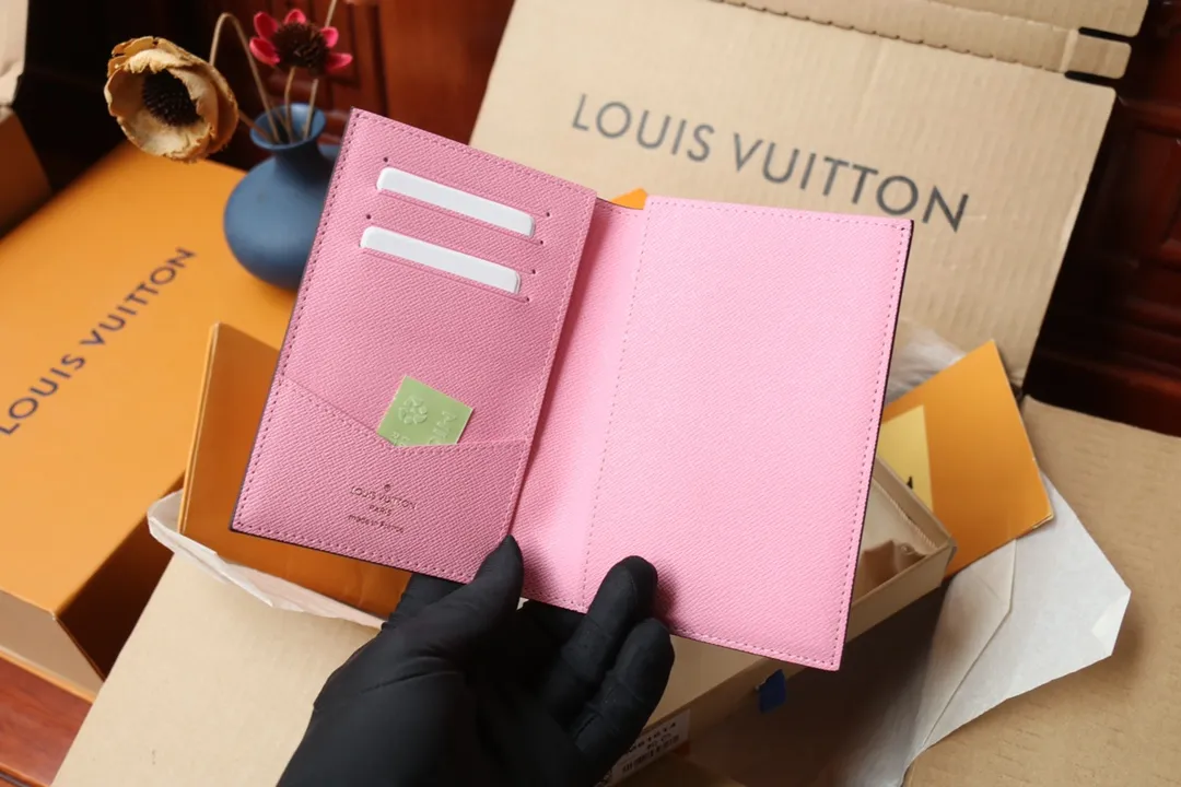 Original quality P260 M81635 Passport Case Vivienne Holidays 2022 Series Passport Case celebrates Louis Vuitton’s spirit of travel. The exclusive print captures the moment mascot Vivienne arrives at the Place Vendôme boutique, passing by the historic Column Vendôme. Monogram canvas combined with leather lining makes it a great collection or gift. 10 x 14 x 2.5 cm