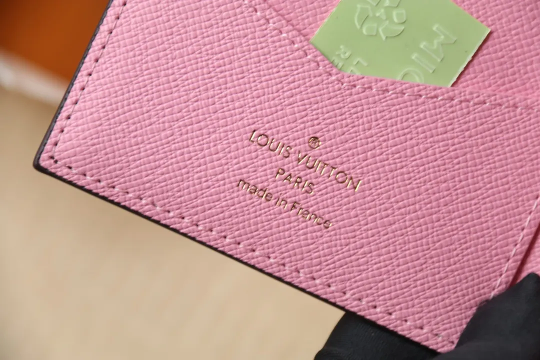Original quality P260 M81635 Passport Case Vivienne Holidays 2022 Series Passport Case celebrates Louis Vuitton’s spirit of travel. The exclusive print captures the moment mascot Vivienne arrives at the Place Vendôme boutique, passing by the historic Column Vendôme. Monogram canvas combined with leather lining makes it a great collection or gift. 10 x 14 x 2.5 cm