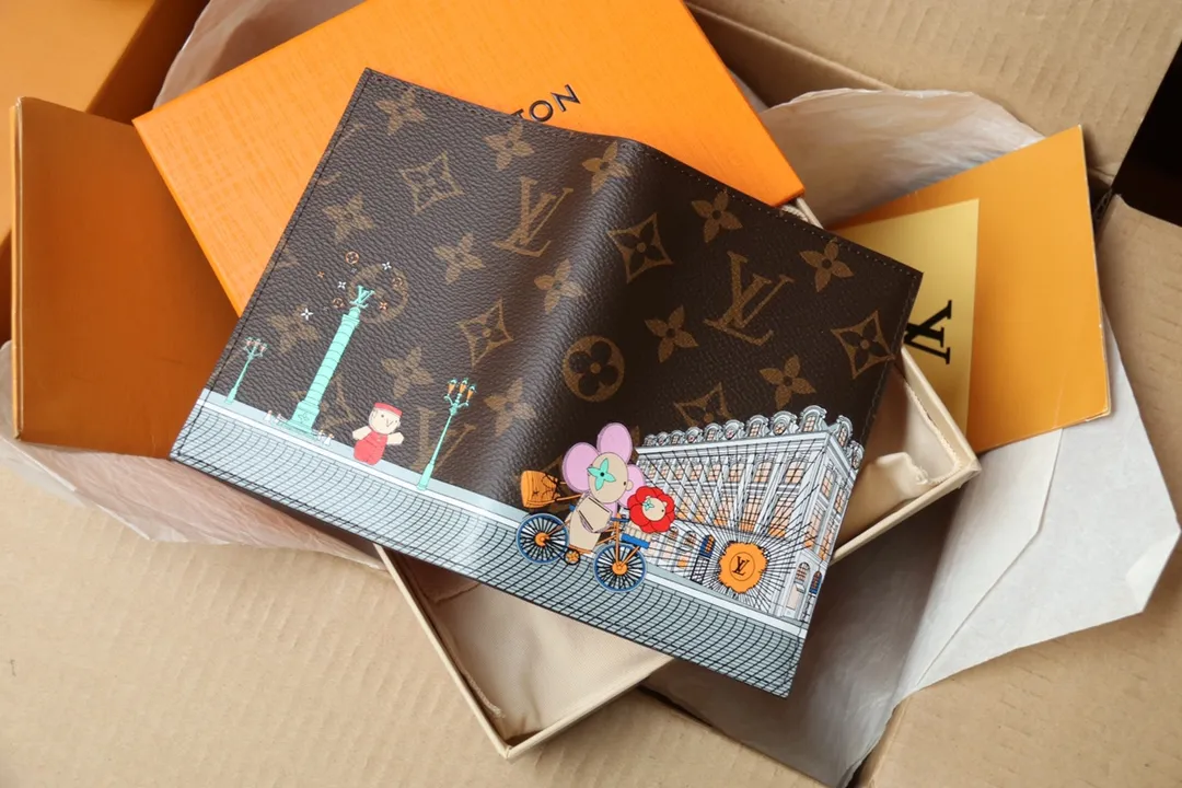 Original quality P260 M81635 Passport Case Vivienne Holidays 2022 Series Passport Case celebrates Louis Vuitton’s spirit of travel. The exclusive print captures the moment mascot Vivienne arrives at the Place Vendôme boutique, passing by the historic Column Vendôme. Monogram canvas combined with leather lining makes it a great collection or gift. 10 x 14 x 2.5 cm