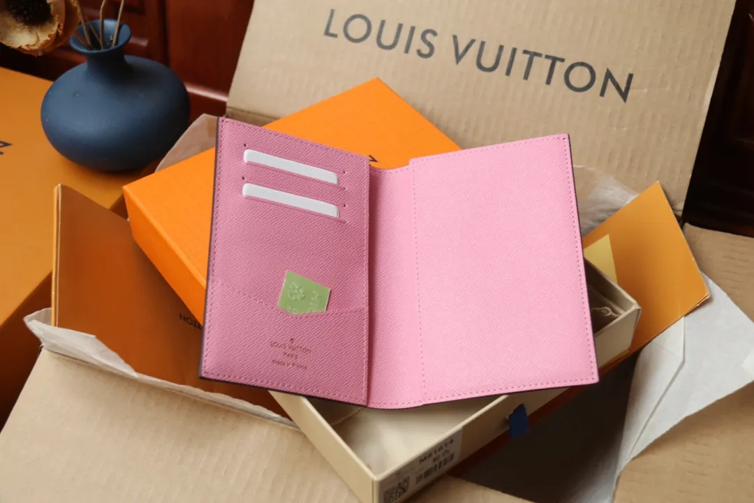 Original quality P260 M81635 Passport Case Vivienne Holidays 2022 Series Passport Case celebrates Louis Vuitton’s spirit of travel. The exclusive print captures the moment mascot Vivienne arrives at the Place Vendôme boutique, passing by the historic Column Vendôme. Monogram canvas combined with leather lining makes it a great collection or gift. 10 x 14 x 2.5 cm