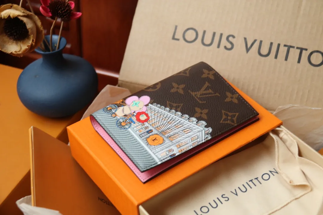 Original quality P260 M81635 Passport Case Vivienne Holidays 2022 Series Passport Case celebrates Louis Vuitton’s spirit of travel. The exclusive print captures the moment mascot Vivienne arrives at the Place Vendôme boutique, passing by the historic Column Vendôme. Monogram canvas combined with leather lining makes it a great collection or gift. 10 x 14 x 2.5 cm