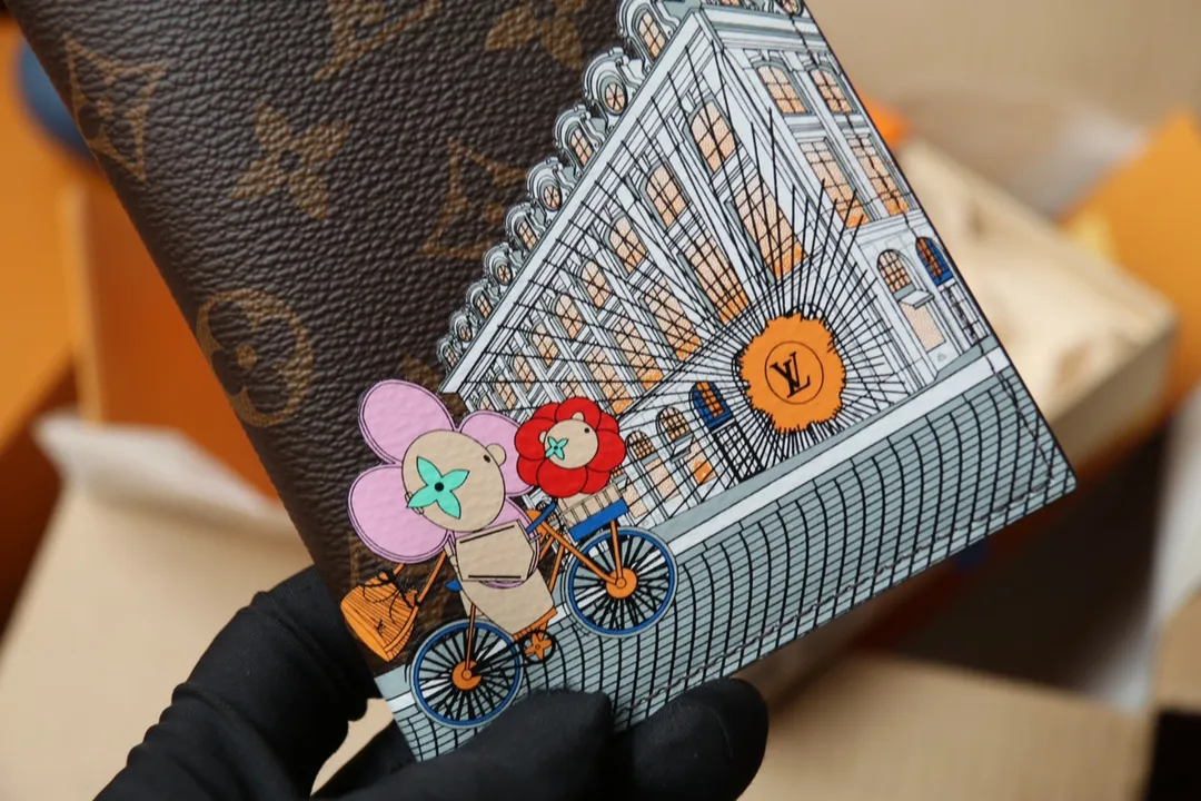 Original quality P260 M81635 Passport Case Vivienne Holidays 2022 Series Passport Case celebrates Louis Vuitton’s spirit of travel. The exclusive print captures the moment mascot Vivienne arrives at the Place Vendôme boutique, passing by the historic Column Vendôme. Monogram canvas combined with leather lining makes it a great collection or gift. 10 x 14 x 2.5 cm