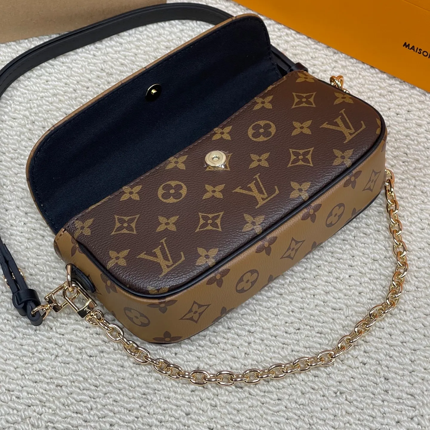 [Upgraded version] P460💰Upgraded version ·High quality·M26587🐶With complete packaging 💝Wallet On Chain Ivy handbag is made of Monogram canvas, inspired by the Sac Recoleta handbag of the 2000s. The card compartment and zippered inner pocket can accommodate daily needs, and the chain and adjustable leather shoulder strap are detachable, allowing for long and short shoulder and cross-body wear options. 🎉Dimensions: 23.5 x 12 x 4.3 cm