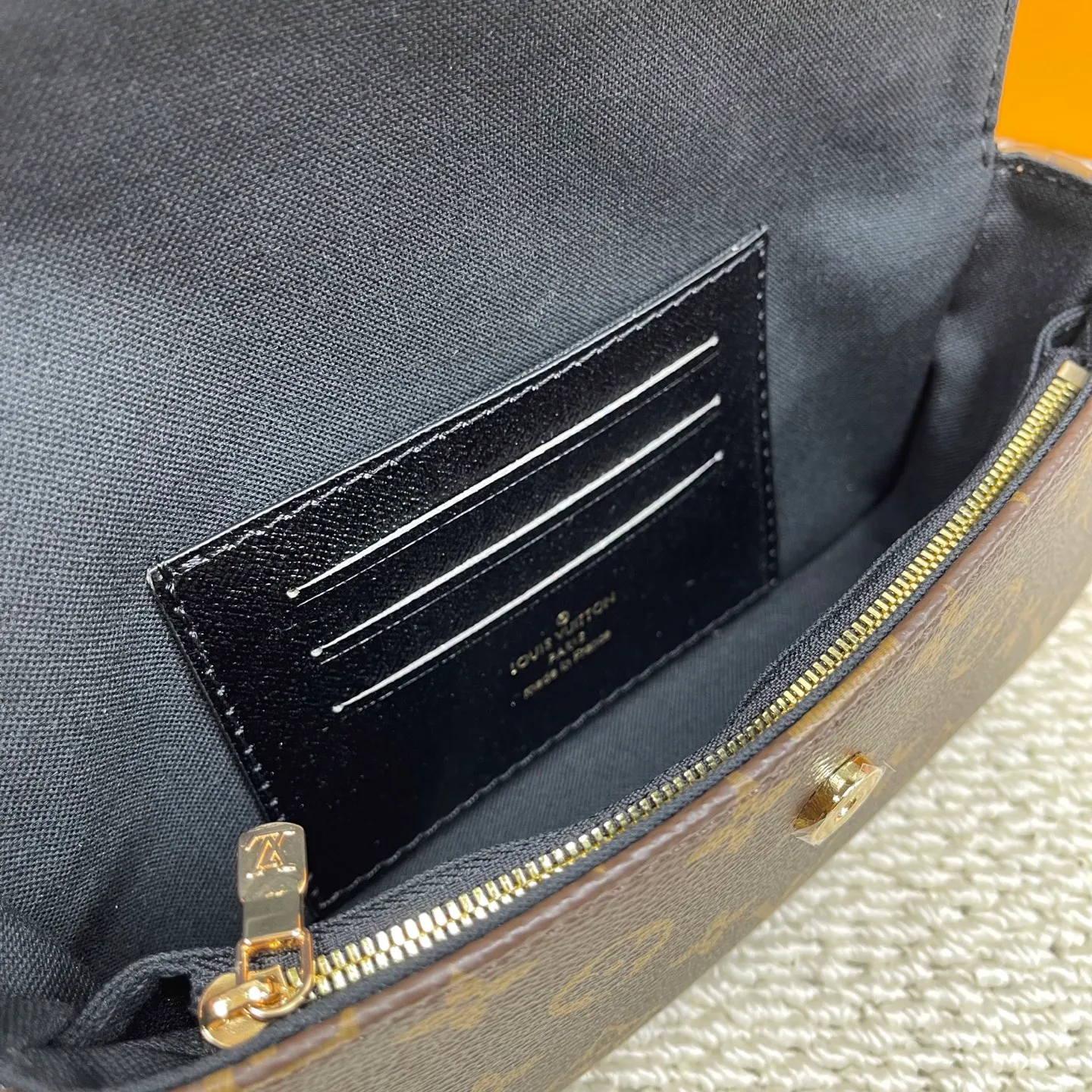 [Upgraded version] P460💰Upgraded version ·High quality·M26587🐶With complete packaging 💝Wallet On Chain Ivy handbag is made of Monogram canvas, inspired by the Sac Recoleta handbag of the 2000s. The card compartment and zippered inner pocket can accommodate daily needs, and the chain and adjustable leather shoulder strap are detachable, allowing for long and short shoulder and cross-body wear options. 🎉Dimensions: 23.5 x 12 x 4.3 cm