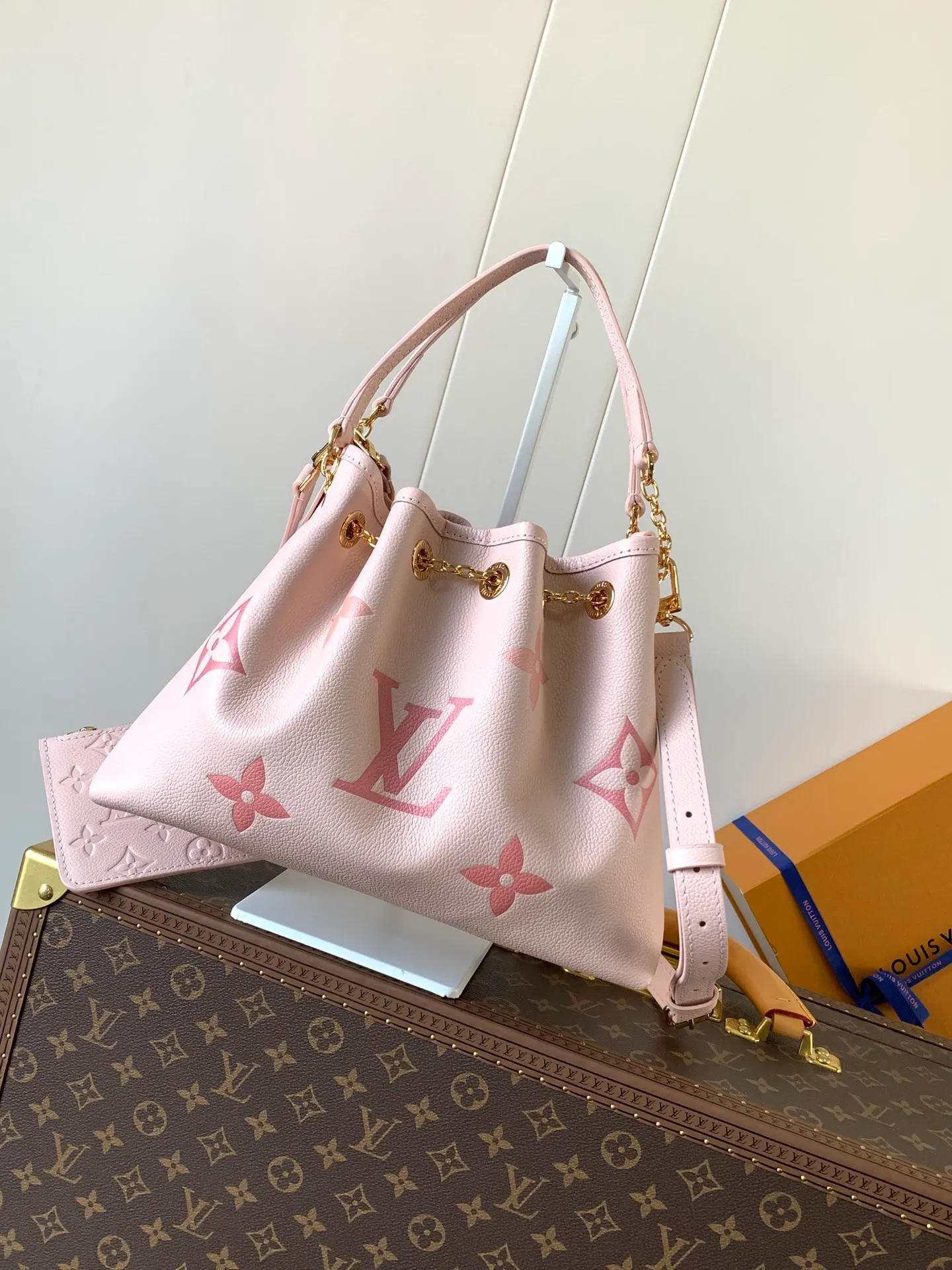 💰1200 (top layer leather) top original order M25453 apricot M47209 black M46492 pink M25452 white This Summer Bundle handbag is from the Dégradé series. The new drawstring design adds a summer atmosphere. The Monogram Empreinte embossed leather bag features a gradient tone to brighten any seasonal look. The double handles and detachable cross-body strap provide a variety of stylish carrying options, making it a great companion for travel day and night. 28.0 x 20.0 x 11.5 cm (Length x Height x Width) • Embossed soft cow leather • Cow leather trim • Microfiber • Metal hardware • Removable zipper bag • Strap: removable, adjustable • Strap dro cm • Strap drop max: 58.0 cm • Handle: Double handle