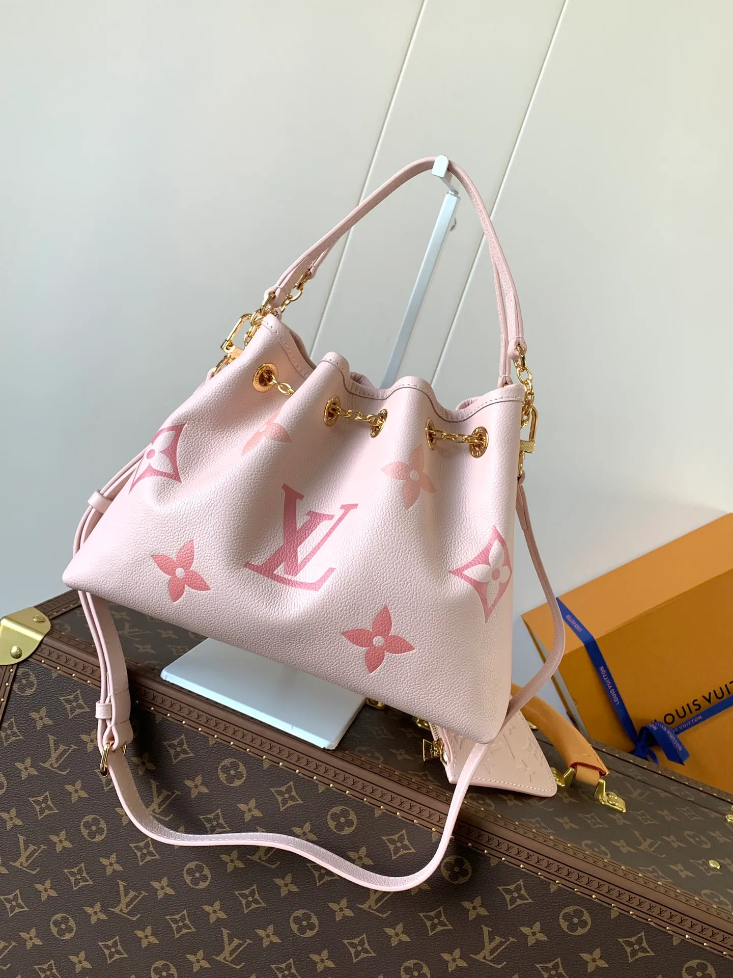 💰1200 (top layer leather) top original order M25453 apricot M47209 black M46492 pink M25452 white This Summer Bundle handbag is from the Dégradé series. The new drawstring design adds a summer atmosphere. The Monogram Empreinte embossed leather bag features a gradient tone to brighten any seasonal look. The double handles and detachable cross-body strap provide a variety of stylish carrying options, making it a great companion for travel day and night. 28.0 x 20.0 x 11.5 cm (Length x Height x Width) • Embossed soft cow leather • Cow leather trim • Microfiber • Metal hardware • Removable zipper bag • Strap: removable, adjustable • Strap dro cm • Strap drop max: 58.0 cm • Handle: Double handle