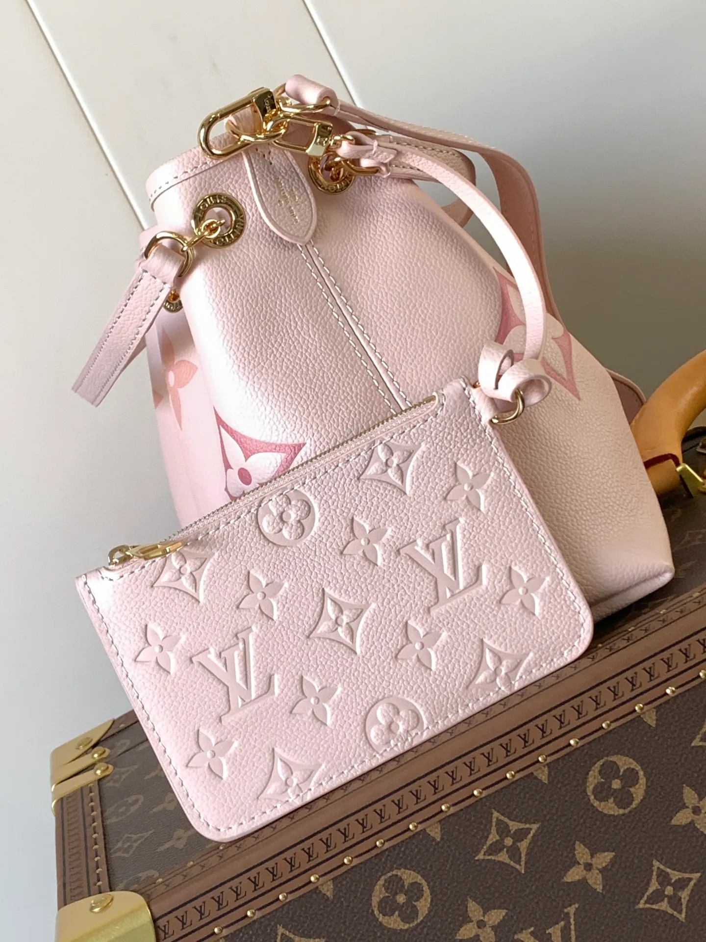 💰1200 (top layer leather) top original order M25453 apricot M47209 black M46492 pink M25452 white This Summer Bundle handbag is from the Dégradé series. The new drawstring design adds a summer atmosphere. The Monogram Empreinte embossed leather bag features a gradient tone to brighten any seasonal look. The double handles and detachable cross-body strap provide a variety of stylish carrying options, making it a great companion for travel day and night. 28.0 x 20.0 x 11.5 cm (Length x Height x Width) • Embossed soft cow leather • Cow leather trim • Microfiber • Metal hardware • Removable zipper bag • Strap: removable, adjustable • Strap dro cm • Strap drop max: 58.0 cm • Handle: Double handle