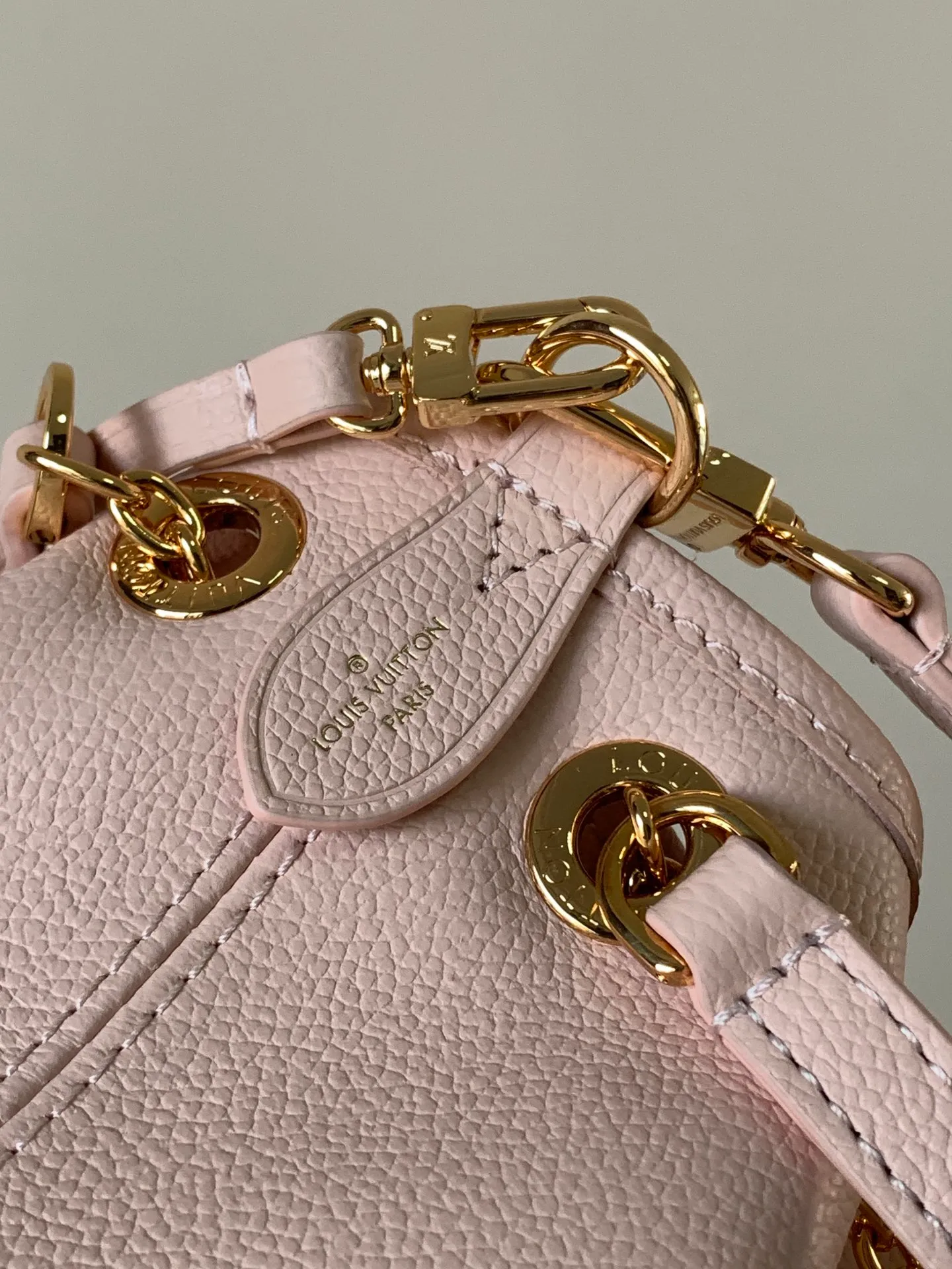 💰1200 (top layer leather) top original order M25453 apricot M47209 black M46492 pink M25452 white This Summer Bundle handbag is from the Dégradé series. The new drawstring design adds a summer atmosphere. The Monogram Empreinte embossed leather bag features a gradient tone to brighten any seasonal look. The double handles and detachable cross-body strap provide a variety of stylish carrying options, making it a great companion for travel day and night. 28.0 x 20.0 x 11.5 cm (Length x Height x Width) • Embossed soft cow leather • Cow leather trim • Microfiber • Metal hardware • Removable zipper bag • Strap: removable, adjustable • Strap dro cm • Strap drop max: 58.0 cm • Handle: Double handle