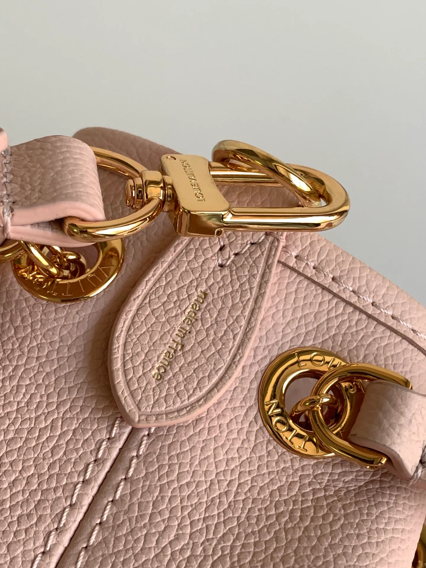 💰1200 (top layer leather) top original order M25453 apricot M47209 black M46492 pink M25452 white This Summer Bundle handbag is from the Dégradé series. The new drawstring design adds a summer atmosphere. The Monogram Empreinte embossed leather bag features a gradient tone to brighten any seasonal look. The double handles and detachable cross-body strap provide a variety of stylish carrying options, making it a great companion for travel day and night. 28.0 x 20.0 x 11.5 cm (Length x Height x Width) • Embossed soft cow leather • Cow leather trim • Microfiber • Metal hardware • Removable zipper bag • Strap: removable, adjustable • Strap dro cm • Strap drop max: 58.0 cm • Handle: Double handle