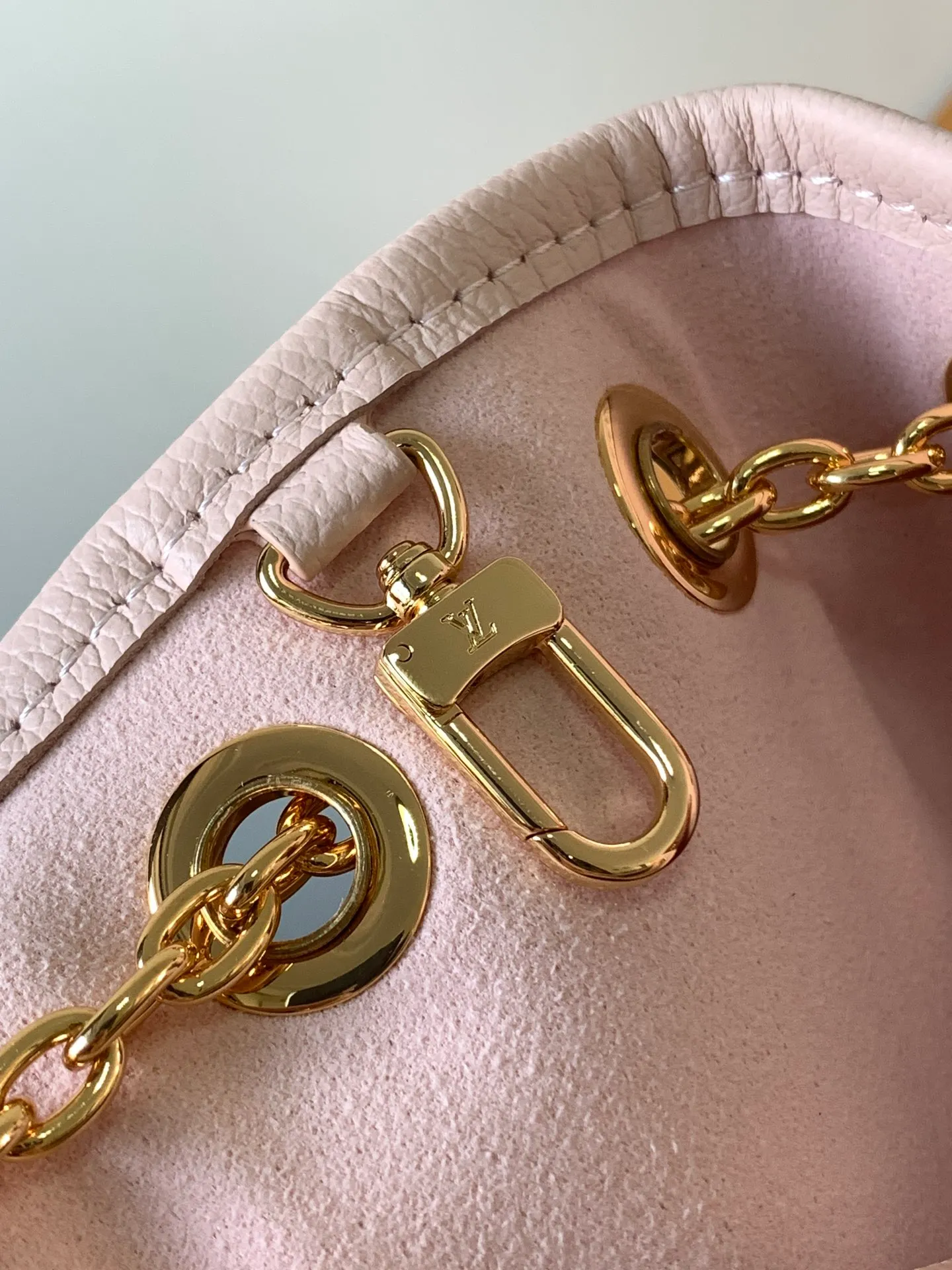 💰1200 (top layer leather) top original order M25453 apricot M47209 black M46492 pink M25452 white This Summer Bundle handbag is from the Dégradé series. The new drawstring design adds a summer atmosphere. The Monogram Empreinte embossed leather bag features a gradient tone to brighten any seasonal look. The double handles and detachable cross-body strap provide a variety of stylish carrying options, making it a great companion for travel day and night. 28.0 x 20.0 x 11.5 cm (Length x Height x Width) • Embossed soft cow leather • Cow leather trim • Microfiber • Metal hardware • Removable zipper bag • Strap: removable, adjustable • Strap dro cm • Strap drop max: 58.0 cm • Handle: Double handle