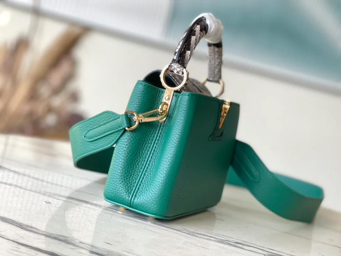 💰2260 (Special Grade Original Leather) N80931/M48865 Green Snake Shoulder This Capucines mini handbag is exquisitely constructed with full-grain Taurillon leather. It is equipped with a top handle, two-way flap and a logo outlined in luster python leather, making it a gorgeous choice for day and night. The detachable wide shoulder strap allows for an avant-garde look when worn on the shoulder or crossbody. Size: 21 *14 * 8cm