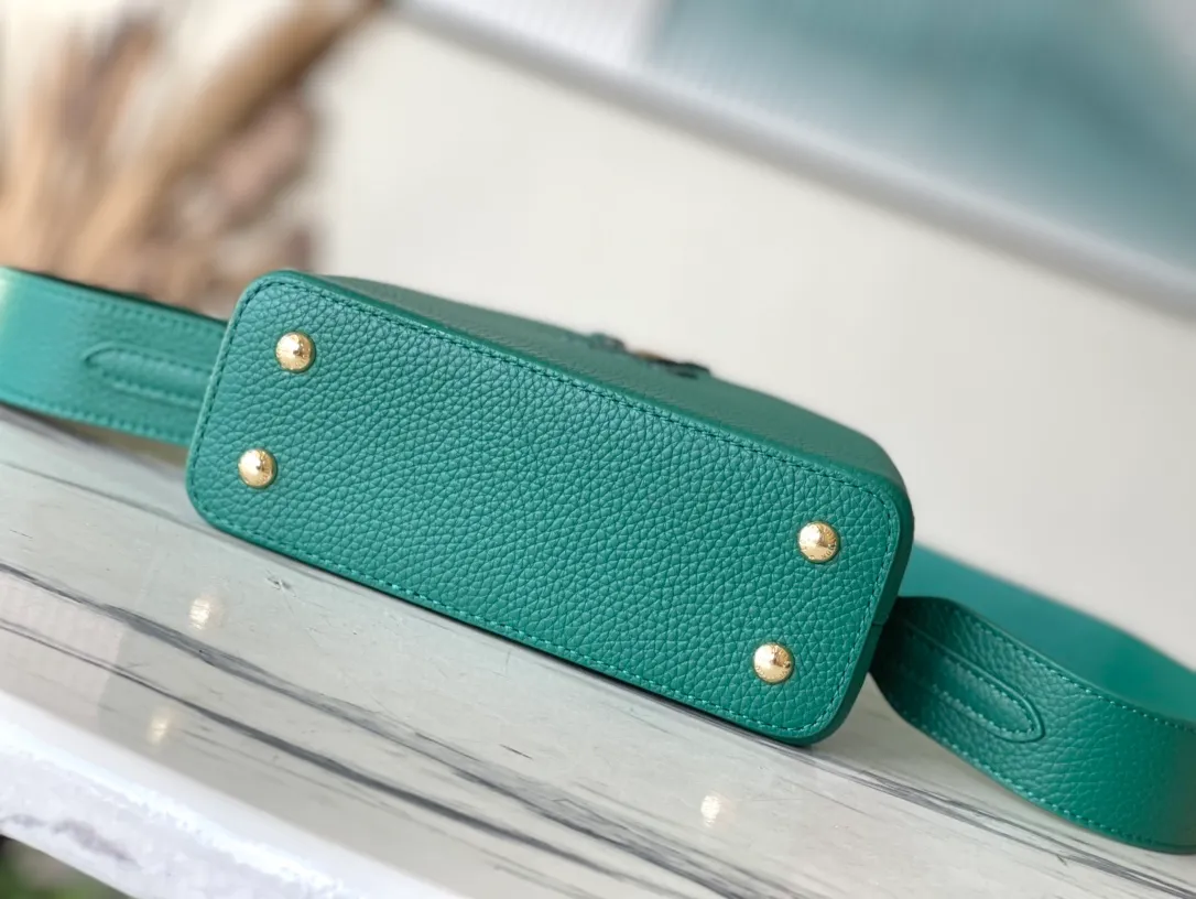 💰2260 (Special Grade Original Leather) N80931/M48865 Green Snake Shoulder This Capucines mini handbag is exquisitely constructed with full-grain Taurillon leather. It is equipped with a top handle, two-way flap and a logo outlined in luster python leather, making it a gorgeous choice for day and night. The detachable wide shoulder strap allows for an avant-garde look when worn on the shoulder or crossbody. Size: 21 *14 * 8cm