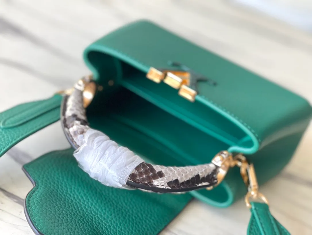 💰2260 (Special Grade Original Leather) N80931/M48865 Green Snake Shoulder This Capucines mini handbag is exquisitely constructed with full-grain Taurillon leather. It is equipped with a top handle, two-way flap and a logo outlined in luster python leather, making it a gorgeous choice for day and night. The detachable wide shoulder strap allows for an avant-garde look when worn on the shoulder or crossbody. Size: 21 *14 * 8cm