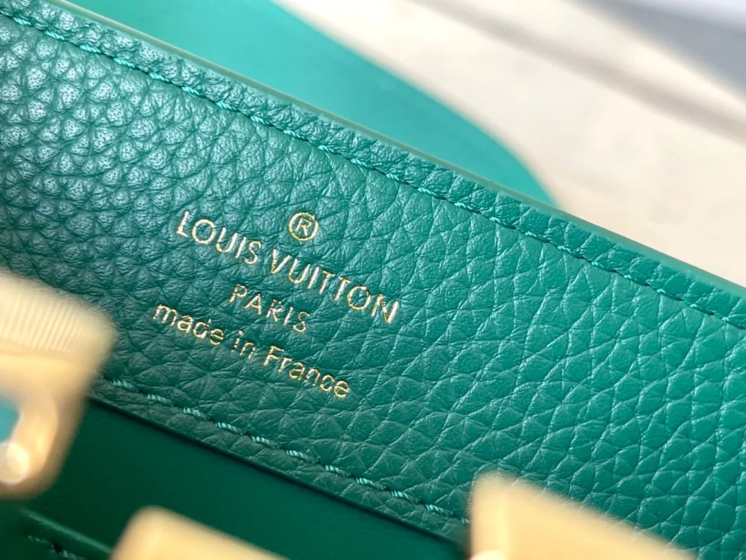 💰2260 (Special Grade Original Leather) N80931/M48865 Green Snake Shoulder This Capucines mini handbag is exquisitely constructed with full-grain Taurillon leather. It is equipped with a top handle, two-way flap and a logo outlined in luster python leather, making it a gorgeous choice for day and night. The detachable wide shoulder strap allows for an avant-garde look when worn on the shoulder or crossbody. Size: 21 *14 * 8cm