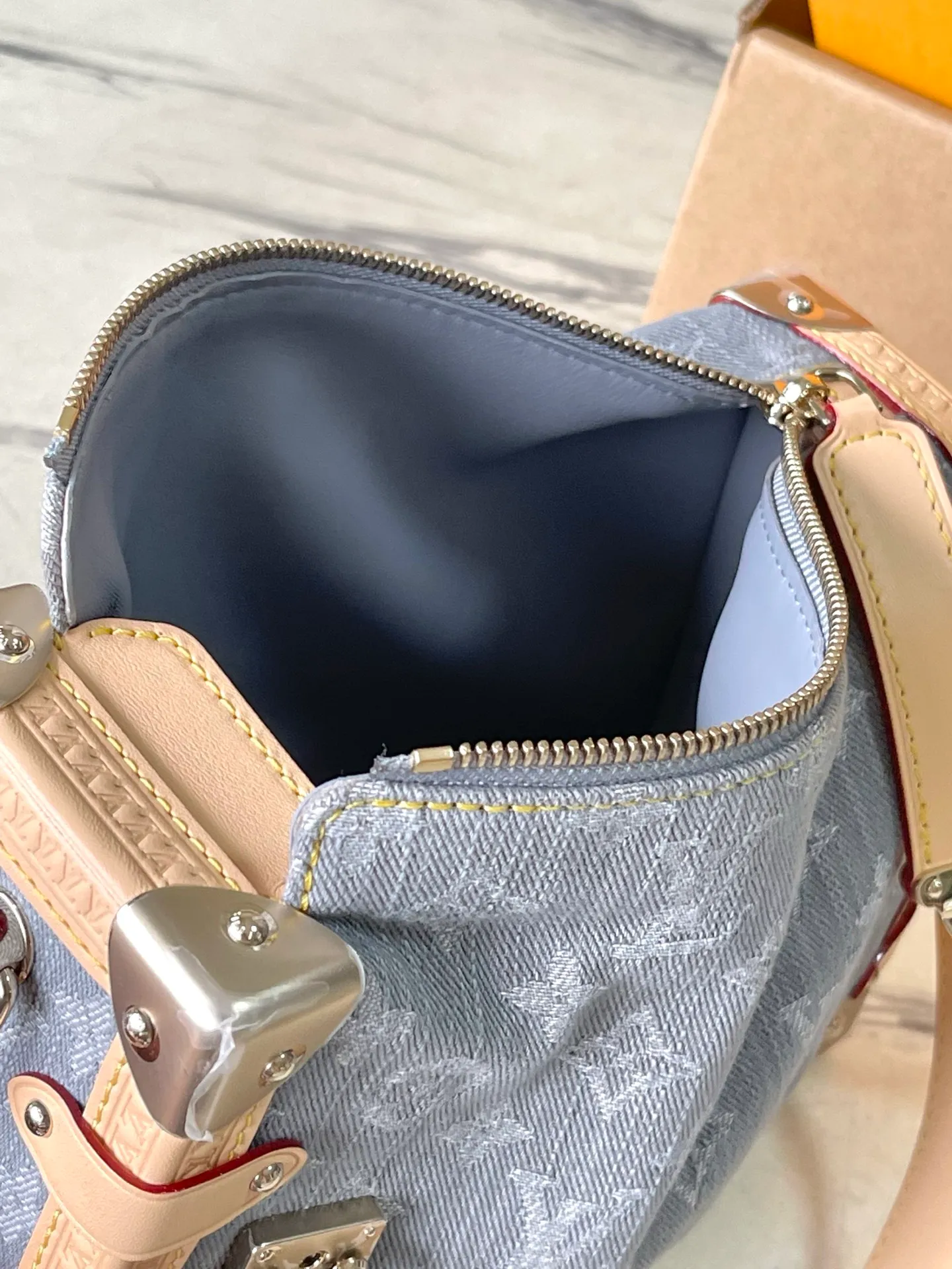 💰1140 (steel hardware) top original order M13285 This SideTrunk medium handbag reinterprets the Monogram Denim pattern born in 2005 with a unique bleached effect, subtly paying tribute to Louis Vuitton's classic luggage design. Yingze metal hardware, hard-case-style corners and S-lock locks highlight the smooth structure, and the leather trim injects visual contrast. There is ample space to easily store daily needs. Dimensions: 23.5 × 16 × 8.5 cm