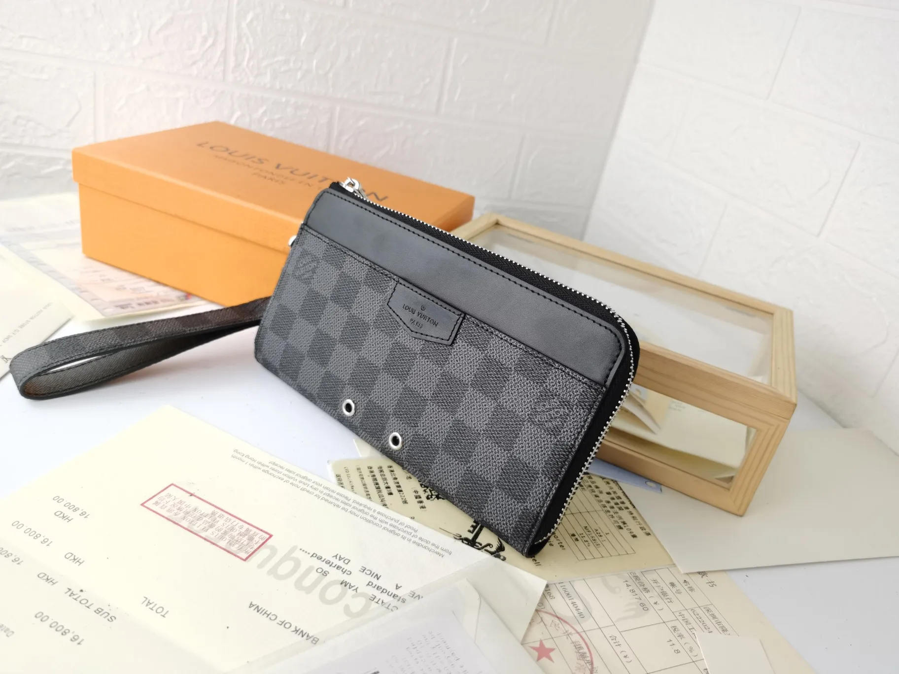 P160💰Top original version💎【Real shot with home background】Zippy Dragonne zipper wallet M69037# Pays tribute to Louis Vuitton's tradition of traveling and making suitcases. The wallet is decorated with travel-style patches and the Louis Vuitton logo. With its compact interior and simple design, this wallet is ideal for everyday use. 19.0x11.0x3.5cm