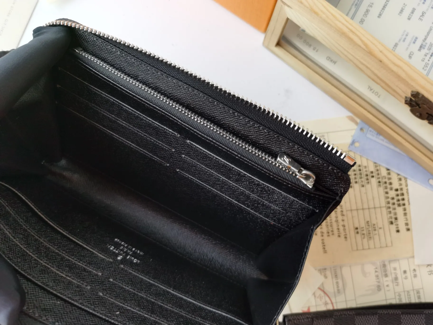 P160💰Top original version💎【Real shot with home background】Zippy Dragonne zipper wallet M69037# Pays tribute to Louis Vuitton's tradition of traveling and making suitcases. The wallet is decorated with travel-style patches and the Louis Vuitton logo. With its compact interior and simple design, this wallet is ideal for everyday use. 19.0x11.0x3.5cm