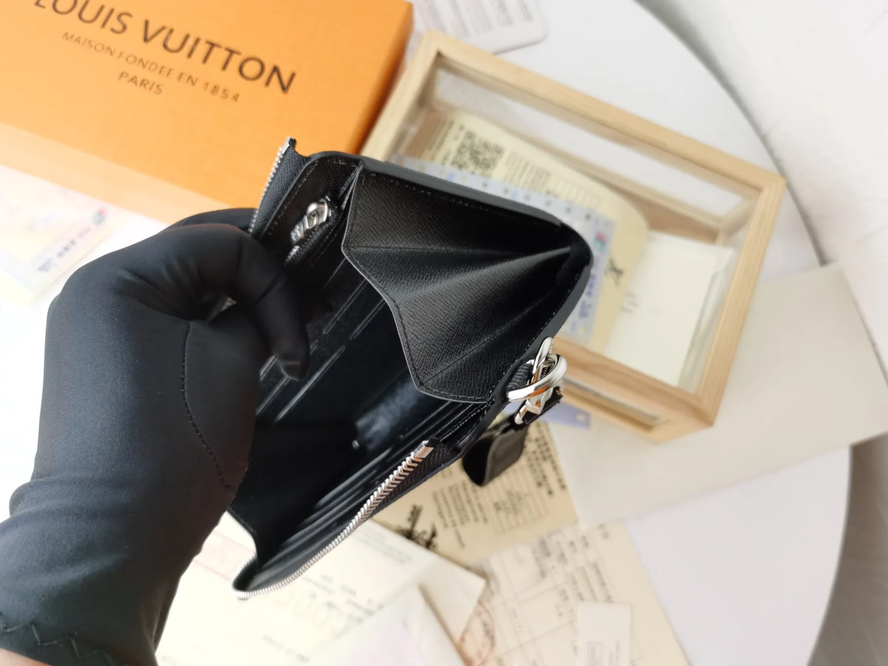 P160💰Top original version💎【Real shot with home background】Zippy Dragonne zipper wallet M69037# Pays tribute to Louis Vuitton's tradition of traveling and making suitcases. The wallet is decorated with travel-style patches and the Louis Vuitton logo. With its compact interior and simple design, this wallet is ideal for everyday use. 19.0x11.0x3.5cm