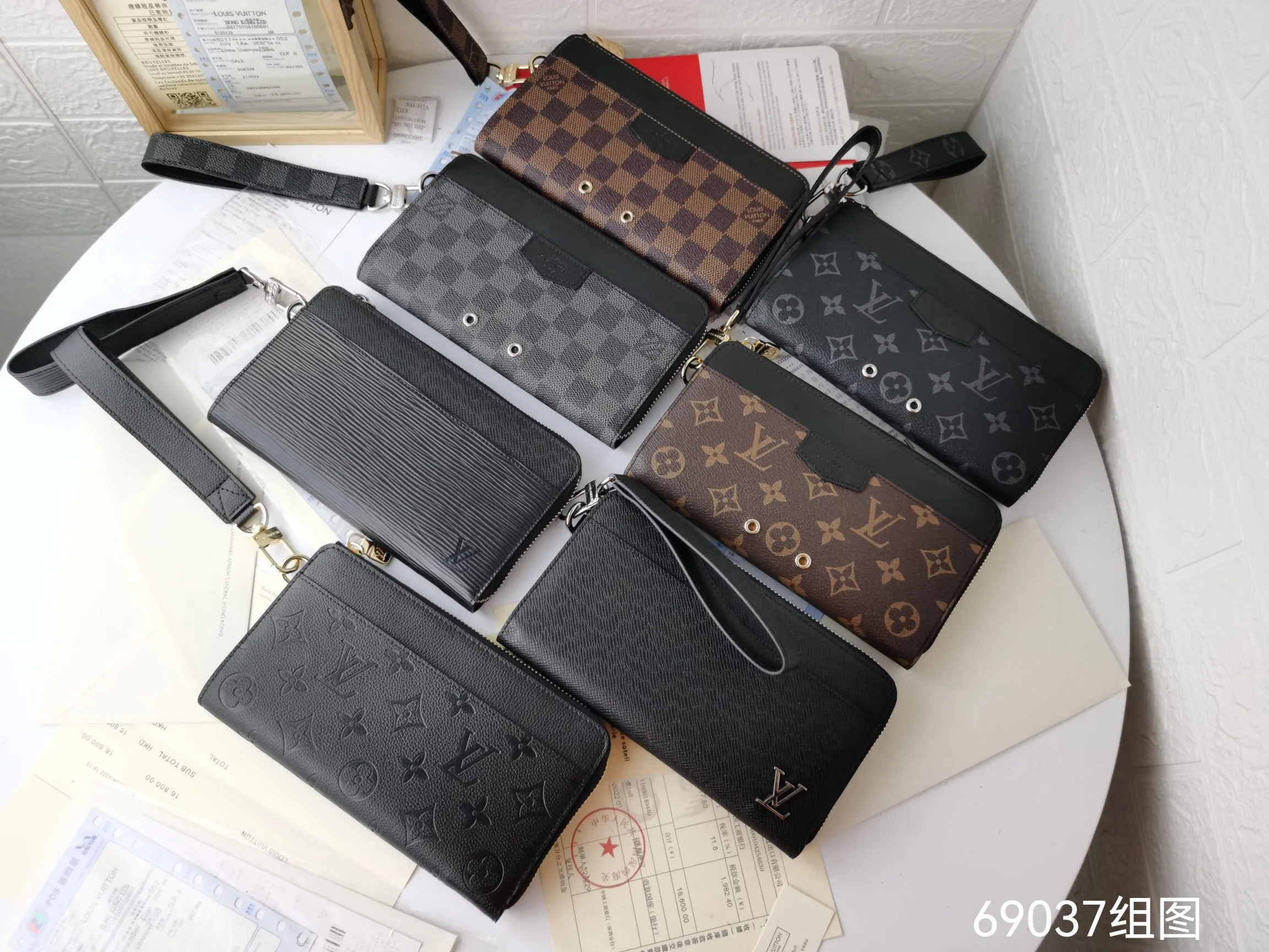 P160💰Top original version💎【Real shot with home background】Zippy Dragonne zipper wallet M69037# Pays tribute to Louis Vuitton's tradition of traveling and making suitcases. The wallet is decorated with travel-style patches and the Louis Vuitton logo. With its compact interior and simple design, this wallet is ideal for everyday use. 19.0x11.0x3.5cm