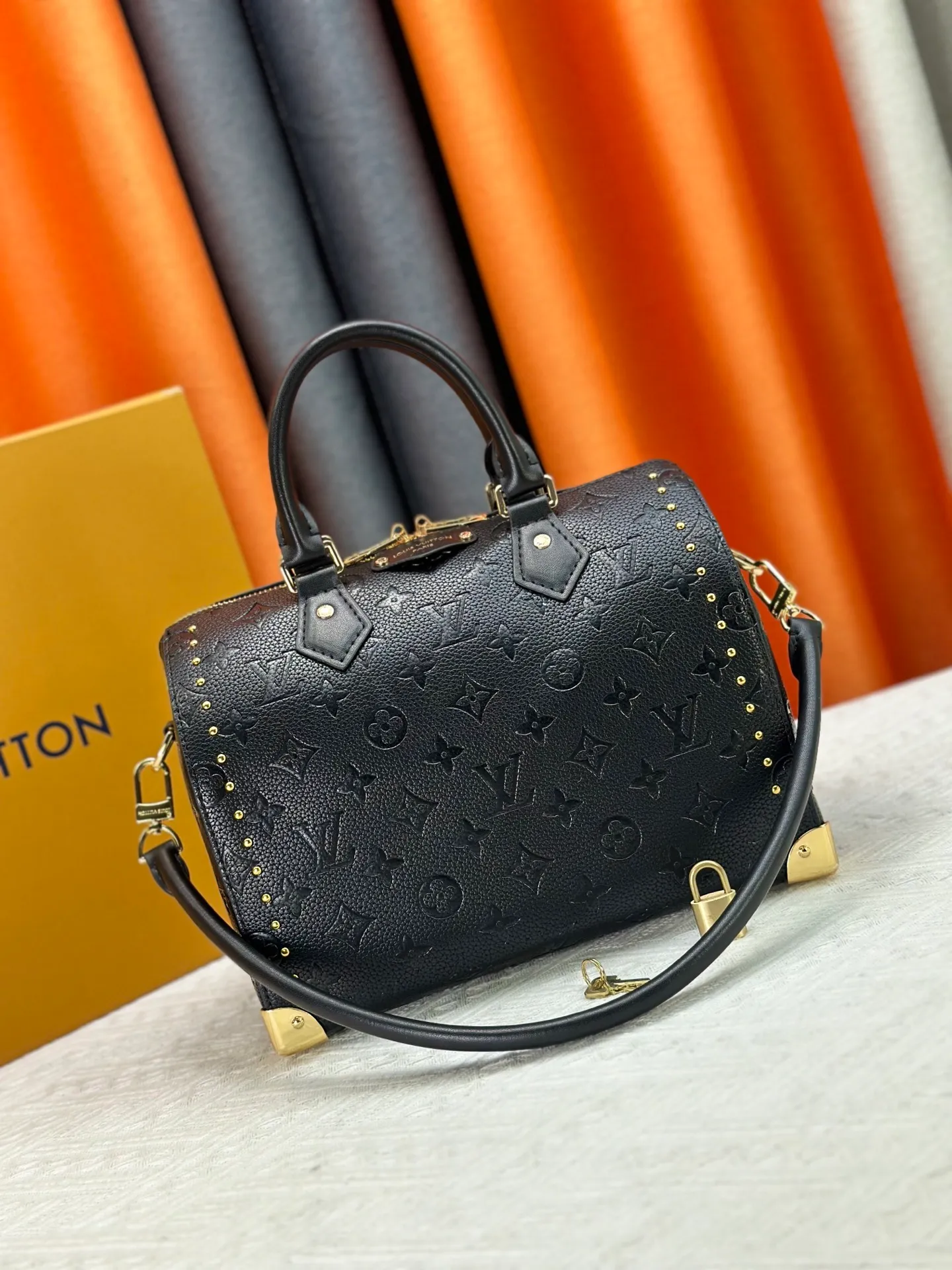 P300 Original M46881 M26181 LV Pillow This Season Louis Vuitton Show Style LV2025 Early Spring Series] Cool Black Leather and Small Presbyopia Fashionistas, are you ready for the LV2025 Early Spring Series? This season, Louis Vuitton brings us the perfect combination of cool black leather and small presbyopia, showing a unique fashion attitude. Size: 27/20/15
