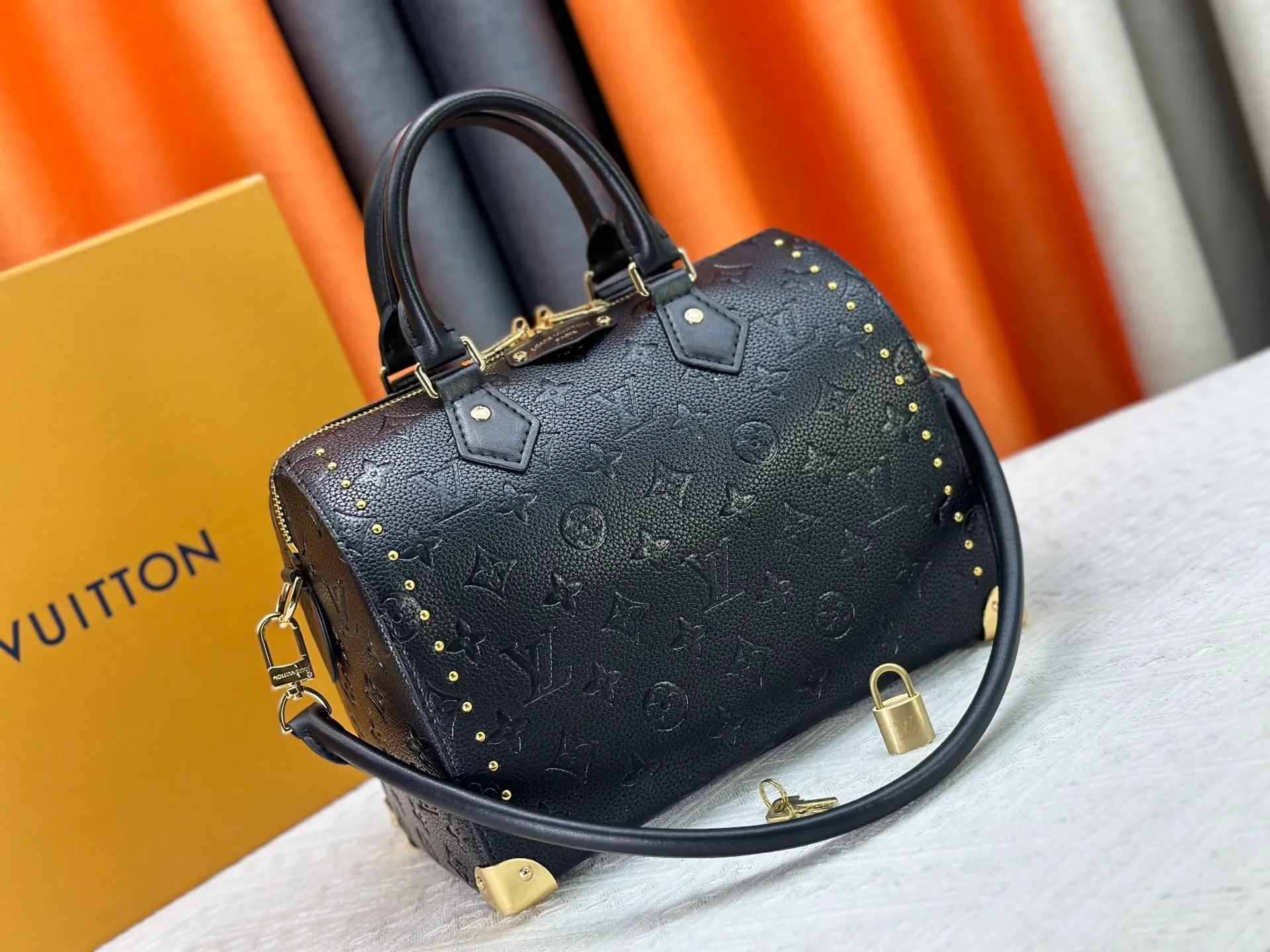P300 Original M46881 M26181 LV Pillow This Season Louis Vuitton Show Style LV2025 Early Spring Series] Cool Black Leather and Small Presbyopia Fashionistas, are you ready for the LV2025 Early Spring Series? This season, Louis Vuitton brings us the perfect combination of cool black leather and small presbyopia, showing a unique fashion attitude. Size: 27/20/15