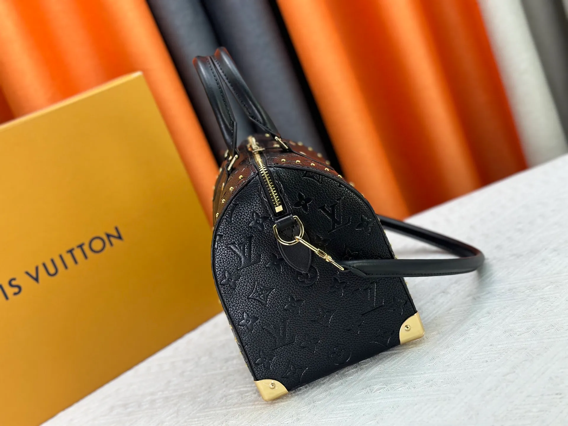 P300 Original M46881 M26181 LV Pillow This Season Louis Vuitton Show Style LV2025 Early Spring Series] Cool Black Leather and Small Presbyopia Fashionistas, are you ready for the LV2025 Early Spring Series? This season, Louis Vuitton brings us the perfect combination of cool black leather and small presbyopia, showing a unique fashion attitude. Size: 27/20/15