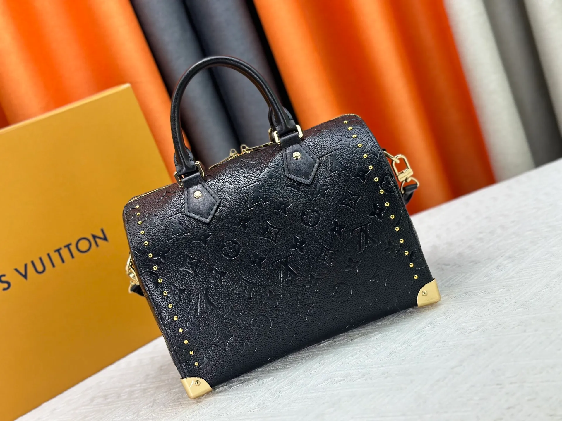 P300 Original M46881 M26181 LV Pillow This Season Louis Vuitton Show Style LV2025 Early Spring Series] Cool Black Leather and Small Presbyopia Fashionistas, are you ready for the LV2025 Early Spring Series? This season, Louis Vuitton brings us the perfect combination of cool black leather and small presbyopia, showing a unique fashion attitude. Size: 27/20/15