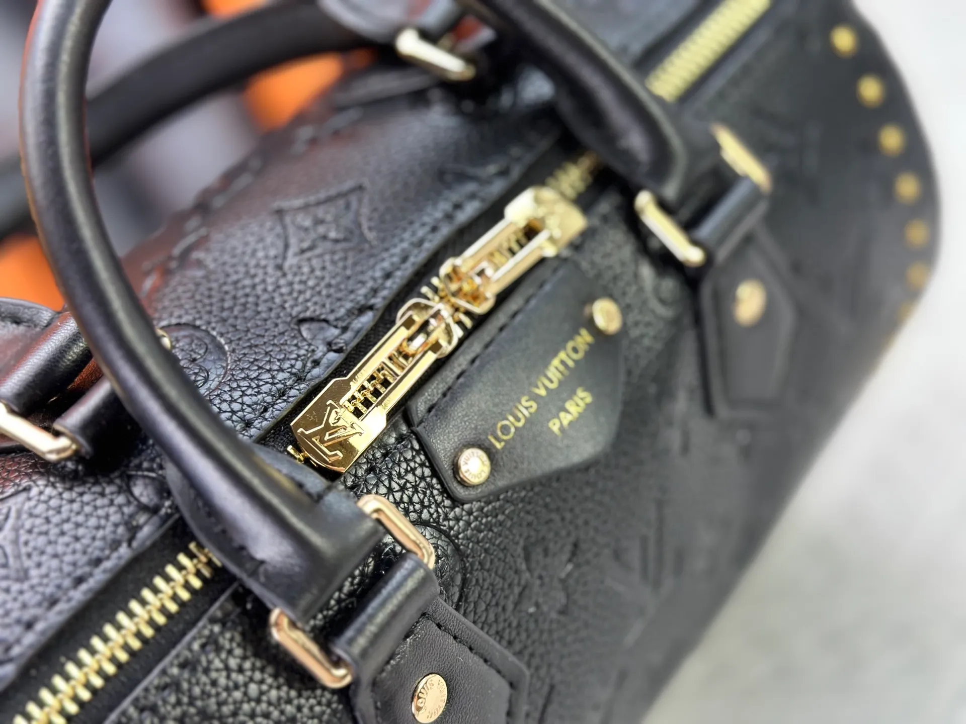 P300 Original M46881 M26181 LV Pillow This Season Louis Vuitton Show Style LV2025 Early Spring Series] Cool Black Leather and Small Presbyopia Fashionistas, are you ready for the LV2025 Early Spring Series? This season, Louis Vuitton brings us the perfect combination of cool black leather and small presbyopia, showing a unique fashion attitude. Size: 27/20/15