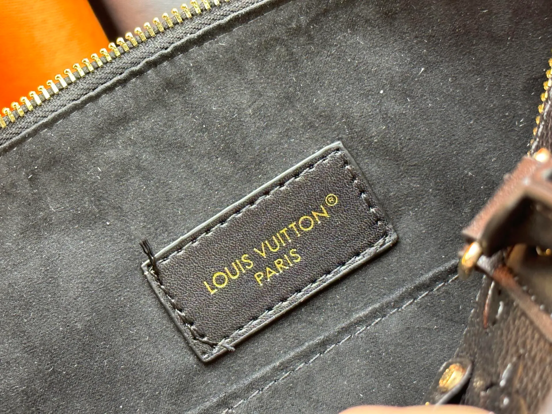 P300 Original M46881 M26181 LV Pillow This Season Louis Vuitton Show Style LV2025 Early Spring Series] Cool Black Leather and Small Presbyopia Fashionistas, are you ready for the LV2025 Early Spring Series? This season, Louis Vuitton brings us the perfect combination of cool black leather and small presbyopia, showing a unique fashion attitude. Size: 27/20/15