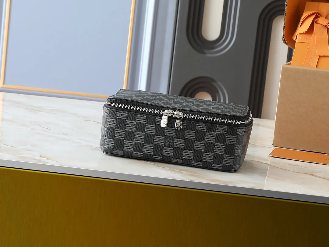 💰Large 130. Medium 120. Small 220💰Upgraded original M43690 M43689 M43688 old flower, black flower, black grid, jewelry box meets modern style travel jewelry box. Presbyopia storage box cosmetic bag box jewelry box, elegant red microfiber lining, this exquisite and elegant Monogram treasure can safely store earrings, necklaces, bracelets and rings. The size is large 34.0×22.0×8.5, medium 22.4x14x8.5, small 17x9.5x8.5 cm.