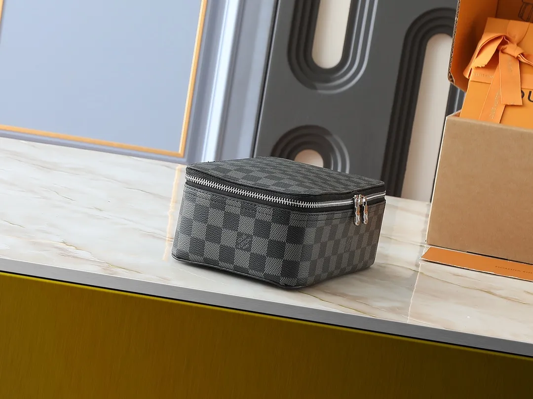 💰Large 130. Medium 120. Small 220💰Upgraded original M43690 M43689 M43688 old flower, black flower, black grid, jewelry box meets modern style travel jewelry box. Presbyopia storage box cosmetic bag box jewelry box, elegant red microfiber lining, this exquisite and elegant Monogram treasure can safely store earrings, necklaces, bracelets and rings. The size is large 34.0×22.0×8.5, medium 22.4x14x8.5, small 17x9.5x8.5 cm.