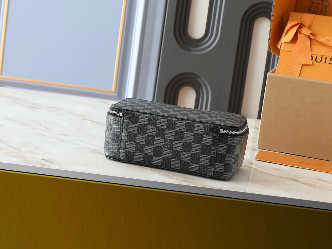 💰Large 130. Medium 120. Small 220💰Upgraded original M43690 M43689 M43688 old flower, black flower, black grid, jewelry box meets modern style travel jewelry box. Presbyopia storage box cosmetic bag box jewelry box, elegant red microfiber lining, this exquisite and elegant Monogram treasure can safely store earrings, necklaces, bracelets and rings. The size is large 34.0×22.0×8.5, medium 22.4x14x8.5, small 17x9.5x8.5 cm.