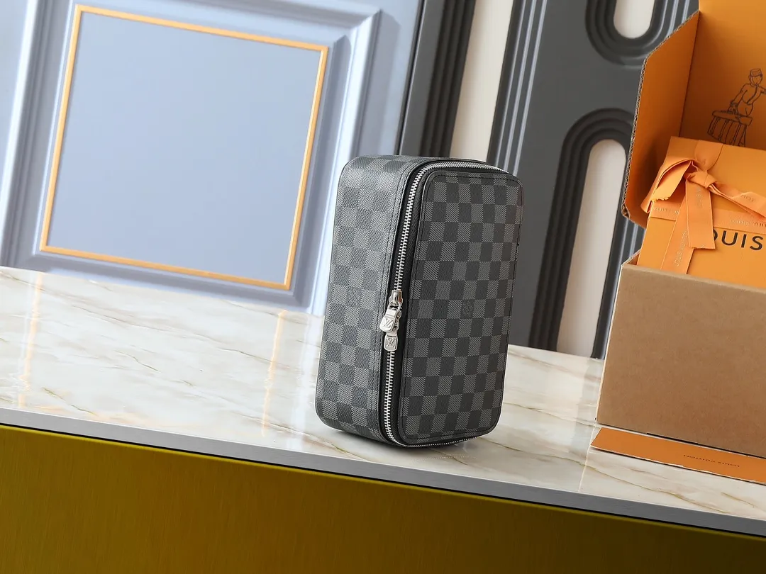 💰Large 130. Medium 120. Small 220💰Upgraded original M43690 M43689 M43688 old flower, black flower, black grid, jewelry box meets modern style travel jewelry box. Presbyopia storage box cosmetic bag box jewelry box, elegant red microfiber lining, this exquisite and elegant Monogram treasure can safely store earrings, necklaces, bracelets and rings. The size is large 34.0×22.0×8.5, medium 22.4x14x8.5, small 17x9.5x8.5 cm.