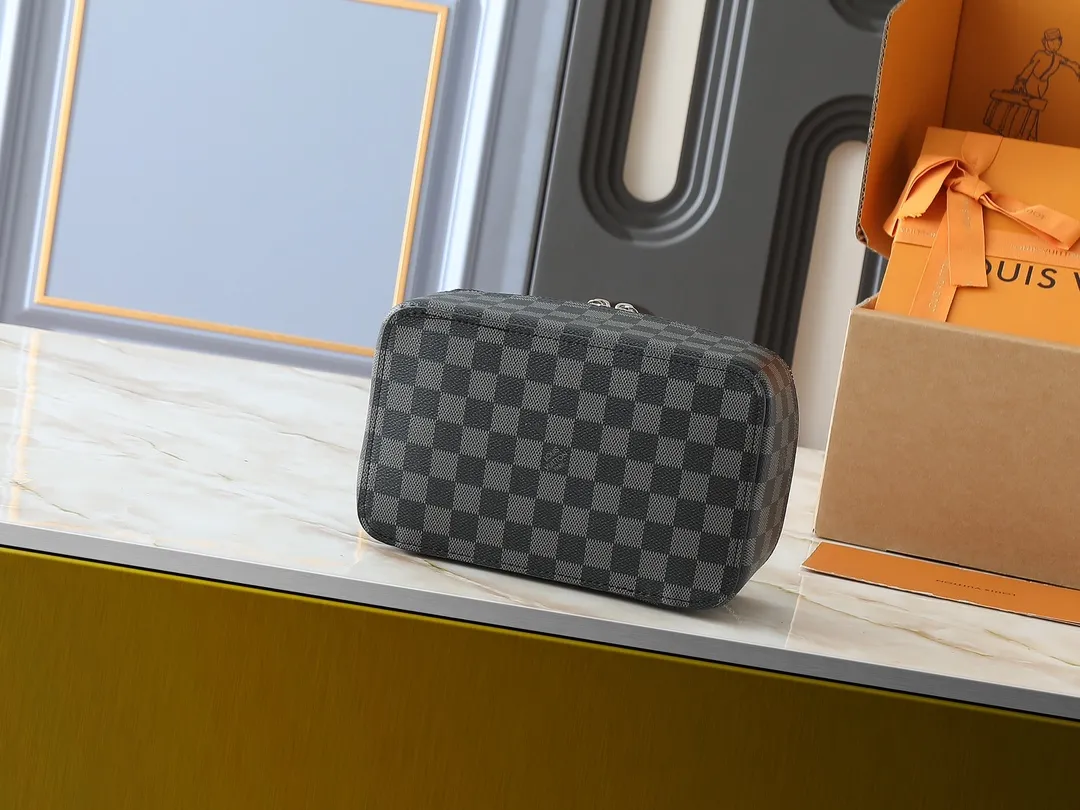 💰Large 130. Medium 120. Small 220💰Upgraded original M43690 M43689 M43688 old flower, black flower, black grid, jewelry box meets modern style travel jewelry box. Presbyopia storage box cosmetic bag box jewelry box, elegant red microfiber lining, this exquisite and elegant Monogram treasure can safely store earrings, necklaces, bracelets and rings. The size is large 34.0×22.0×8.5, medium 22.4x14x8.5, small 17x9.5x8.5 cm.