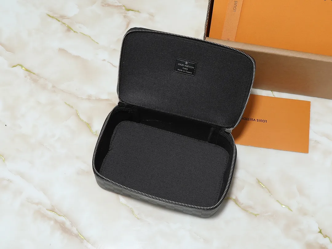 💰Large 130. Medium 120. Small 220💰Upgraded original M43690 M43689 M43688 old flower, black flower, black grid, jewelry box meets modern style travel jewelry box. Presbyopia storage box cosmetic bag box jewelry box, elegant red microfiber lining, this exquisite and elegant Monogram treasure can safely store earrings, necklaces, bracelets and rings. The size is large 34.0×22.0×8.5, medium 22.4x14x8.5, small 17x9.5x8.5 cm.