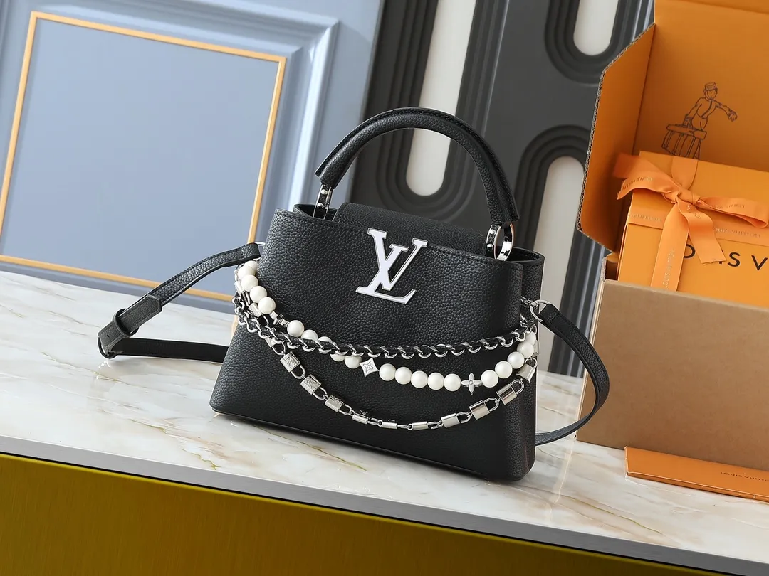 💰420💰Guangzhou goods Upgraded original M12345 M12346 M12279 M11908 M11906 This Capucines BB handbag is from the Trilogy series, using Taurillon cow leather and dazzling metal parts to convey elegant style. The gorgeous chain is embellished with a mini padlock and an enamel Monogram flower. The flap can be placed externally or internally to open multiple pockets. The sophisticated design allows for a variety of carrying experiences. Dimensions: 27.0 x 17.3 x 9.0 cm (length x height x width)