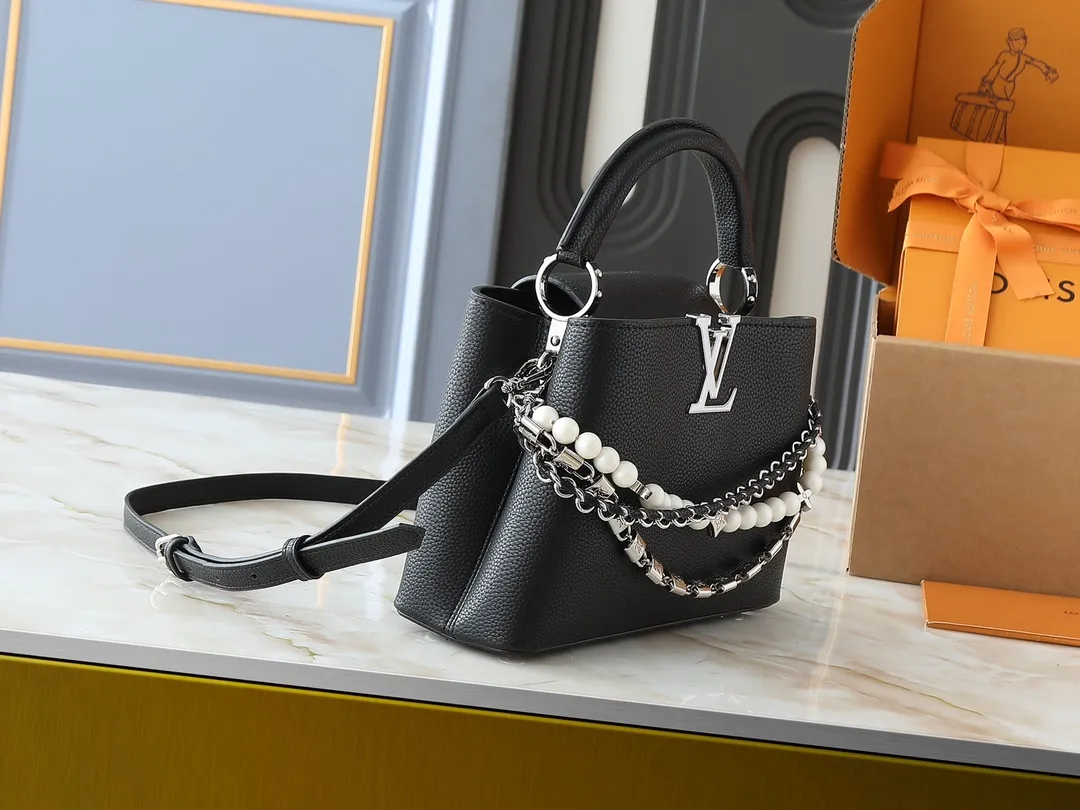 💰420💰Guangzhou goods Upgraded original M12345 M12346 M12279 M11908 M11906 This Capucines BB handbag is from the Trilogy series, using Taurillon cow leather and dazzling metal parts to convey elegant style. The gorgeous chain is embellished with a mini padlock and an enamel Monogram flower. The flap can be placed externally or internally to open multiple pockets. The sophisticated design allows for a variety of carrying experiences. Dimensions: 27.0 x 17.3 x 9.0 cm (length x height x width)