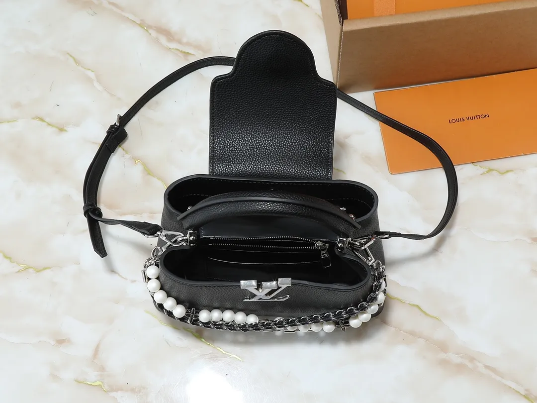 💰420💰Guangzhou goods Upgraded original M12345 M12346 M12279 M11908 M11906 This Capucines BB handbag is from the Trilogy series, using Taurillon cow leather and dazzling metal parts to convey elegant style. The gorgeous chain is embellished with a mini padlock and an enamel Monogram flower. The flap can be placed externally or internally to open multiple pockets. The sophisticated design allows for a variety of carrying experiences. Dimensions: 27.0 x 17.3 x 9.0 cm (length x height x width)