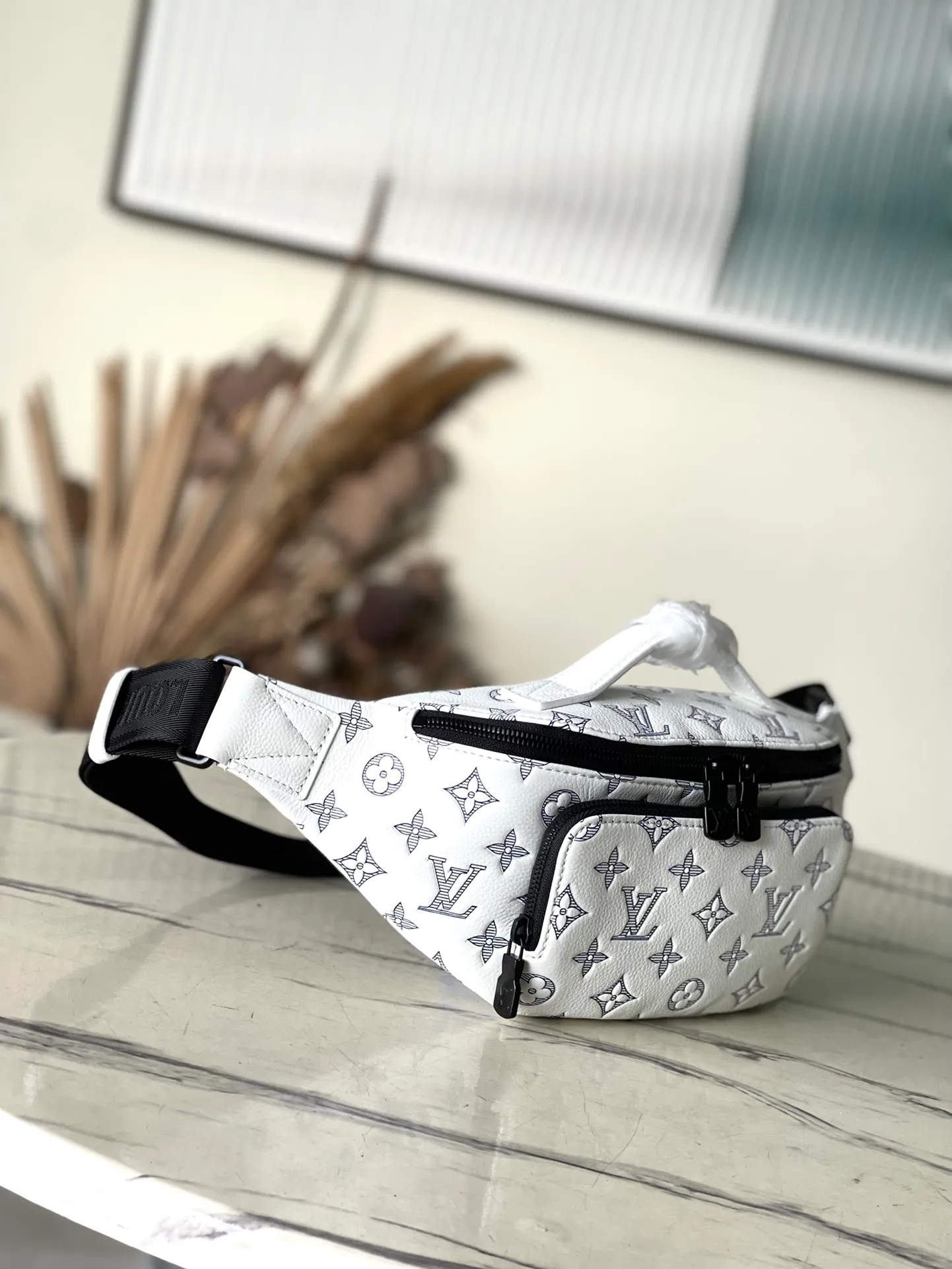 💰1240 (top-grain leather) top original order M25227 This Rush waist bag is made of Monogram Shadow cow leather to create a close-fitting structure. Its zippered front pocket allows easy access to mobile phones, keys and cards. The adjustable strap fastens with a sliding hook, making it easy to wear around the waist, on the shoulder or across the body, and the leather handles add handheld options and a sporty look. Dimensions: 30 × 15 × 8 cm
