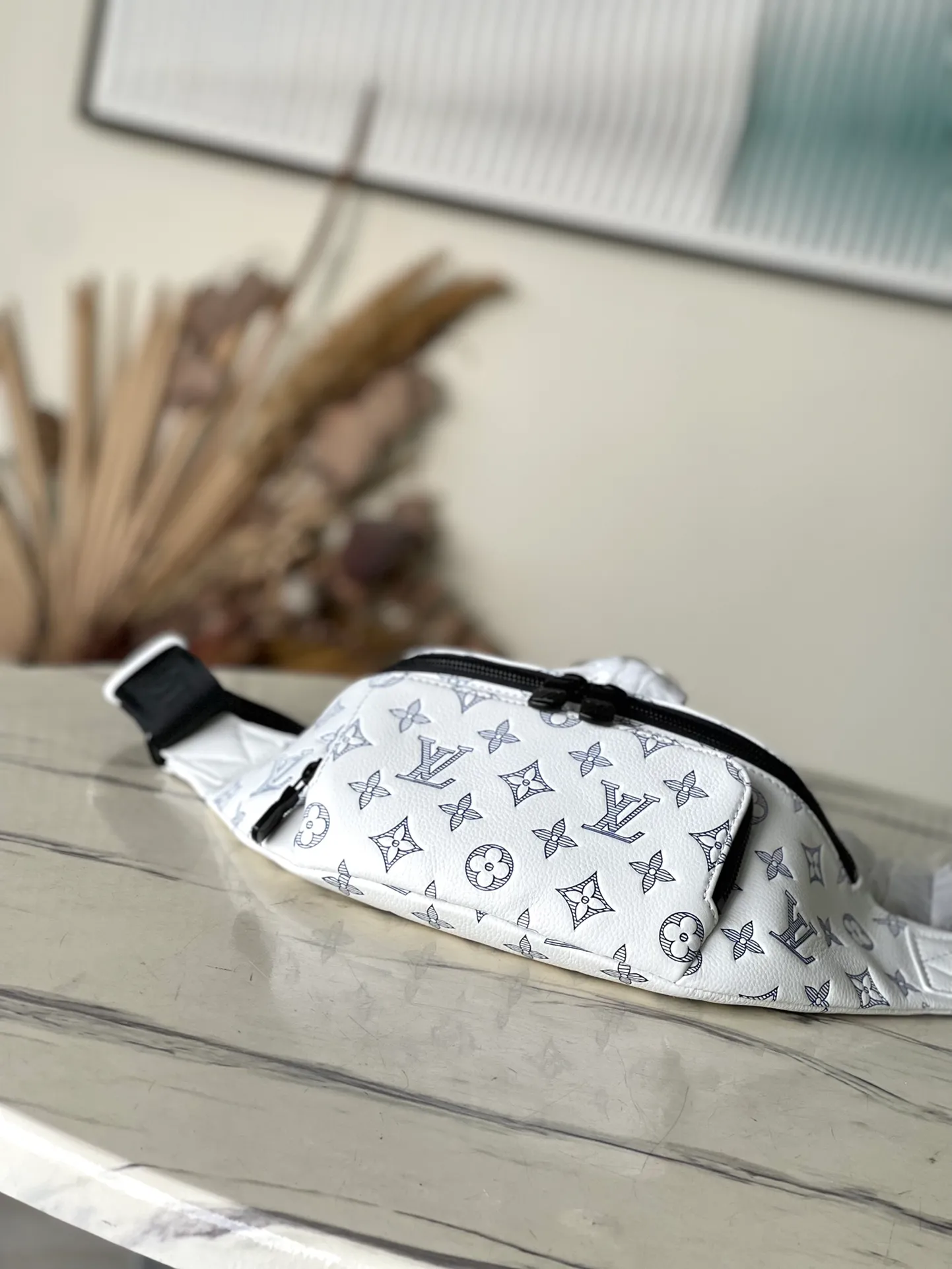 💰1240 (top-grain leather) top original order M25227 This Rush waist bag is made of Monogram Shadow cow leather to create a close-fitting structure. Its zippered front pocket allows easy access to mobile phones, keys and cards. The adjustable strap fastens with a sliding hook, making it easy to wear around the waist, on the shoulder or across the body, and the leather handles add handheld options and a sporty look. Dimensions: 30 × 15 × 8 cm