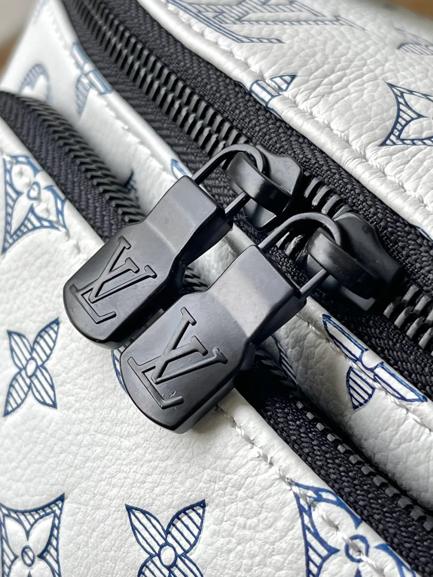 💰1240 (top-grain leather) top original order M25227 This Rush waist bag is made of Monogram Shadow cow leather to create a close-fitting structure. Its zippered front pocket allows easy access to mobile phones, keys and cards. The adjustable strap fastens with a sliding hook, making it easy to wear around the waist, on the shoulder or across the body, and the leather handles add handheld options and a sporty look. Dimensions: 30 × 15 × 8 cm
