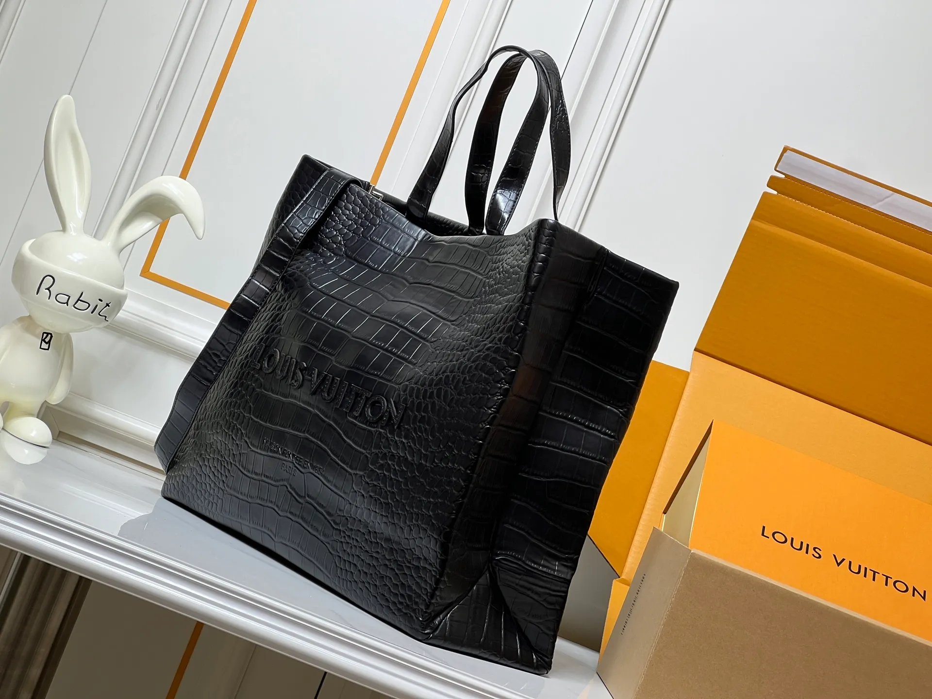 Batch 320💰M24457 Black Orange Blue Green Gray Presbyopia Plaid Black Crocodile Orange Crocodile Pattern 9 Colors ✔️ This Shopper medium handbag draws inspiration from Louis Vuitton shopping bags, with the words Louis Vuitton and Maison Fondée En 1854 written on soft cow leather, with a top handle and a detachable shoulder strap. Size: 40x32x16cm