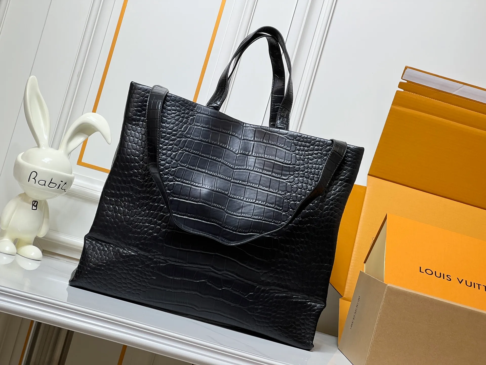 Batch 320💰M24457 Black Orange Blue Green Gray Presbyopia Plaid Black Crocodile Orange Crocodile Pattern 9 Colors ✔️ This Shopper medium handbag draws inspiration from Louis Vuitton shopping bags, with the words Louis Vuitton and Maison Fondée En 1854 written on soft cow leather, with a top handle and a detachable shoulder strap. Size: 40x32x16cm