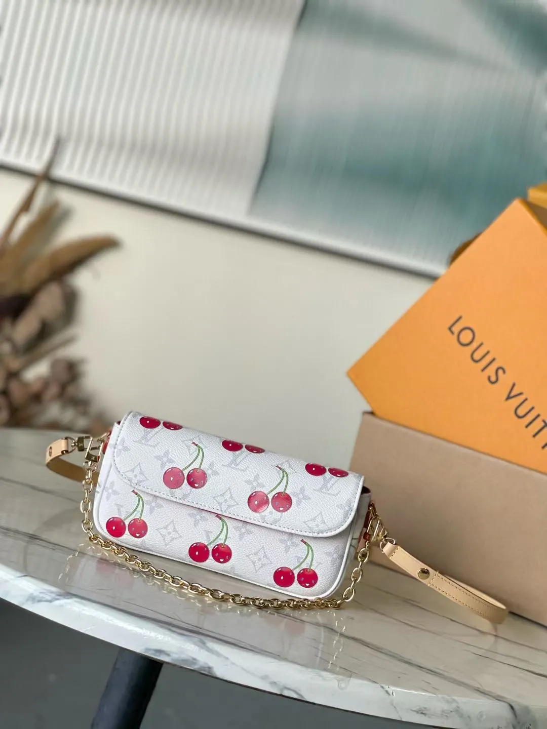 💰760 Top original order M14239 This Wallet On Chain Ivy handbag continues the personality narrative of the 2000s and happily joins the Louis Vuitton × Murakami replica series. Monogram canvas cleverly accentuates the bright colors of the cherry pattern, unleashing the kawaii power in the Japanese artist's mind. Leather strap and chain allow for easy shoulder carry. Dimensions: 23.5 × 12 × 4.3 cm