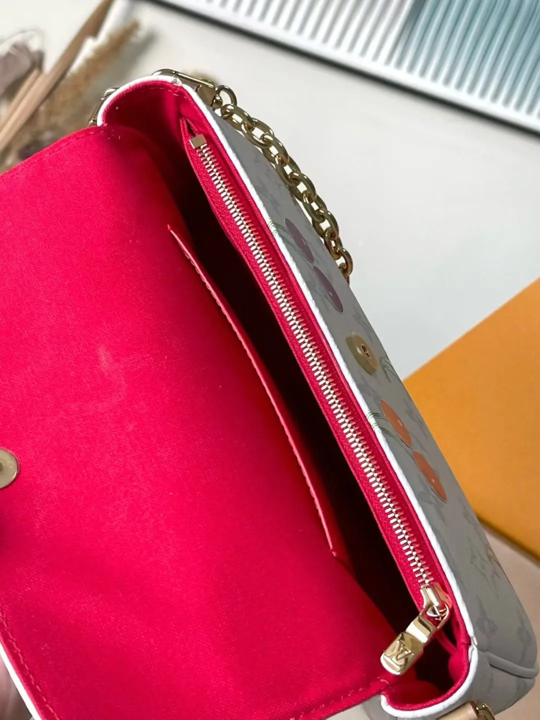 💰760 Top original order M14239 This Wallet On Chain Ivy handbag continues the personality narrative of the 2000s and happily joins the Louis Vuitton × Murakami replica series. Monogram canvas cleverly accentuates the bright colors of the cherry pattern, unleashing the kawaii power in the Japanese artist's mind. Leather strap and chain allow for easy shoulder carry. Dimensions: 23.5 × 12 × 4.3 cm