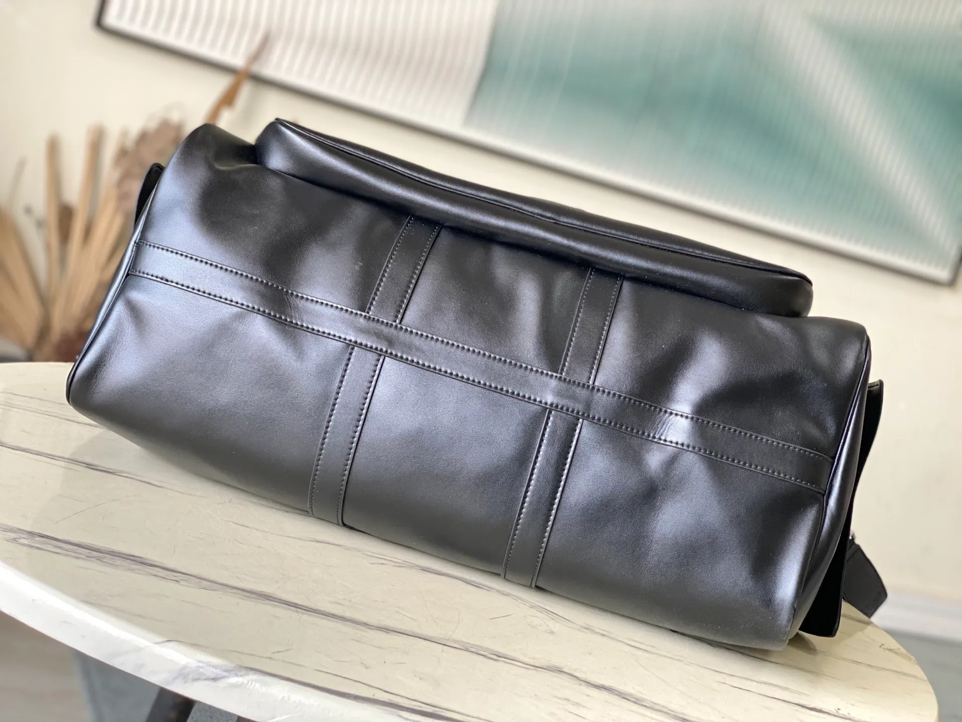 💰1760 (top layer leather) top original order M13992 This Keepall Cargo Bandouliere 50 travel bag is made of glossy cow leather dip-dyed in dark tones, allowing the classic design to capture the changes of light and shadow between movement and stillness, showing Pharrell Wiliams' inspirational exploration of the blurred night. The LV letter decoration and zipper puller on the zipper outer bag add a metallic luster. Dimensions: 52 × 23 × 29 cm